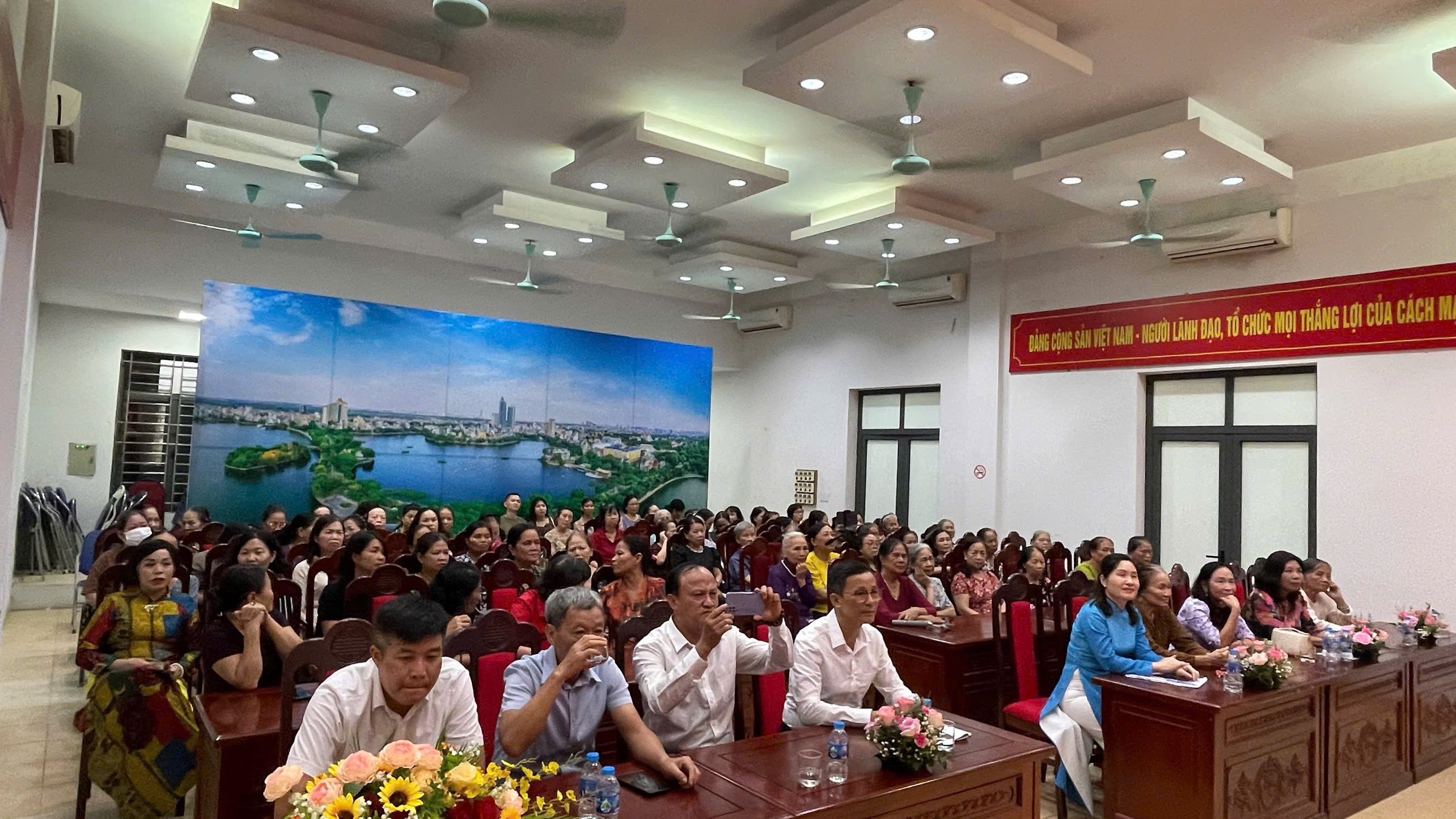 Phụ nữ Tây Hồ: Đa dạng hoạt động kỷ niệm 95 năm ngày thành lập Hội LHPN Việt Nam - ảnh 20