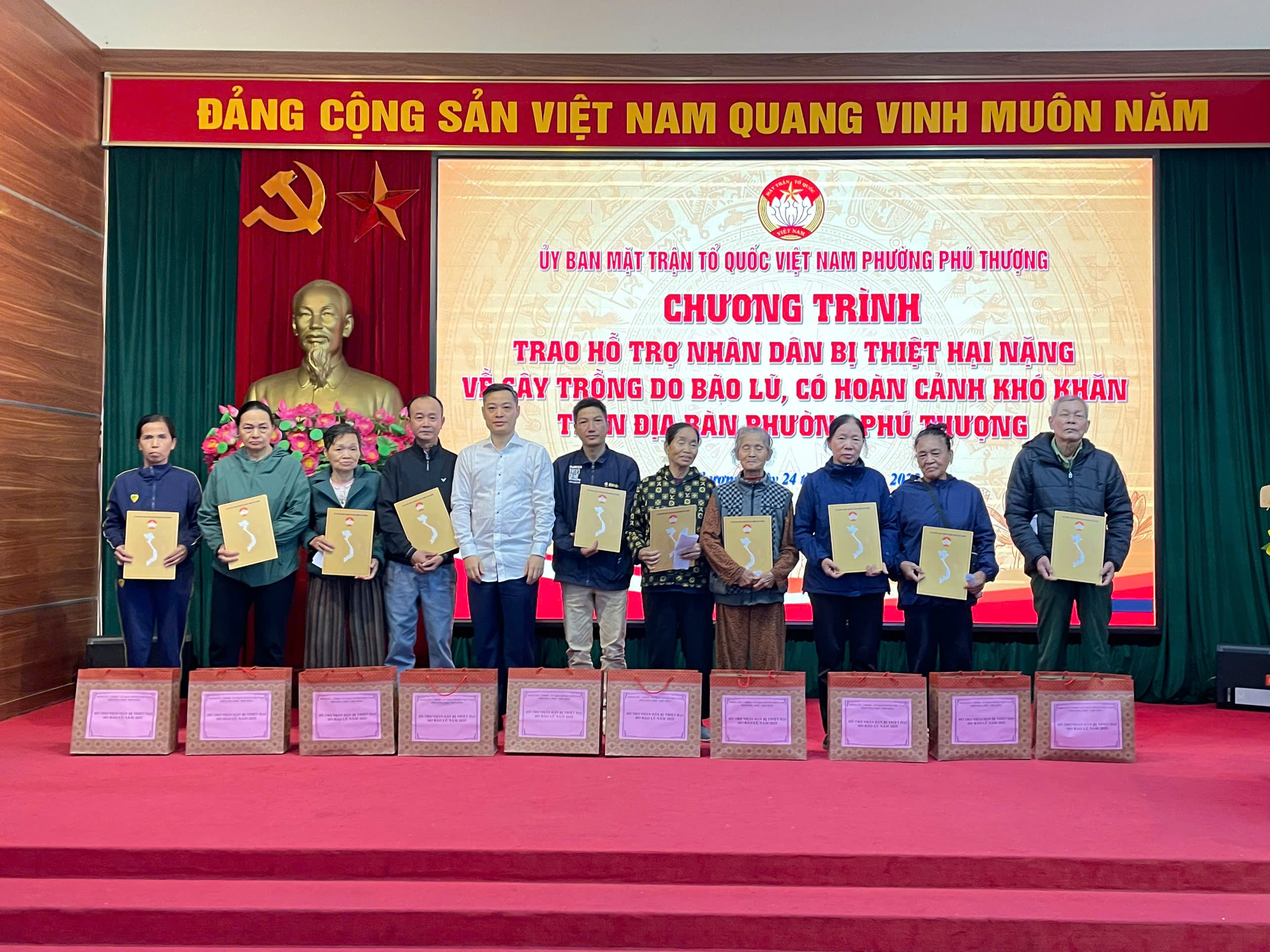 Phường Phú Thượng hỗ trợ người dân khắc phục thiệt hại sau mưa lũ - ảnh 1