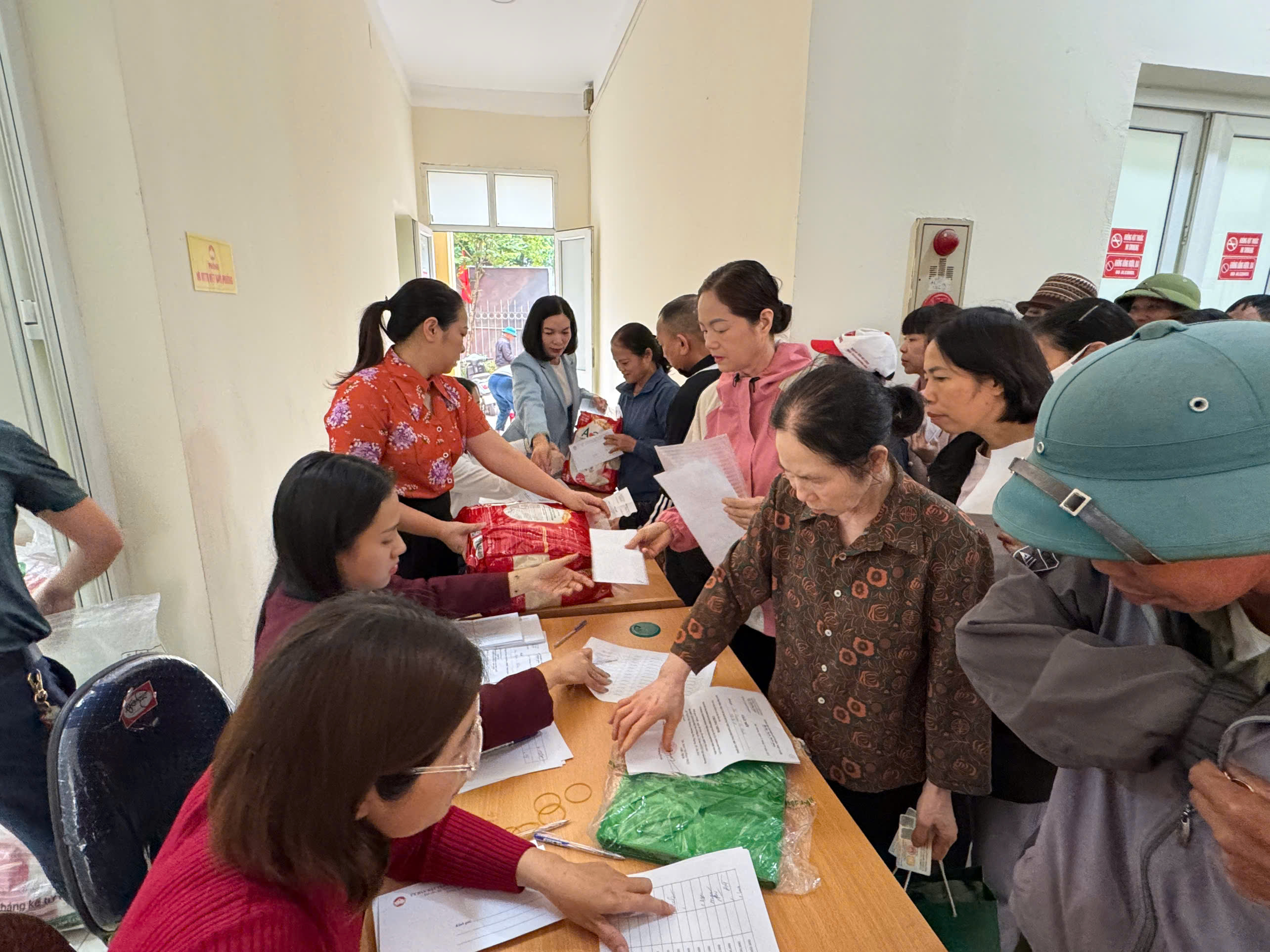 Phường Phú Thượng hỗ trợ người dân khắc phục thiệt hại sau mưa lũ - ảnh 2