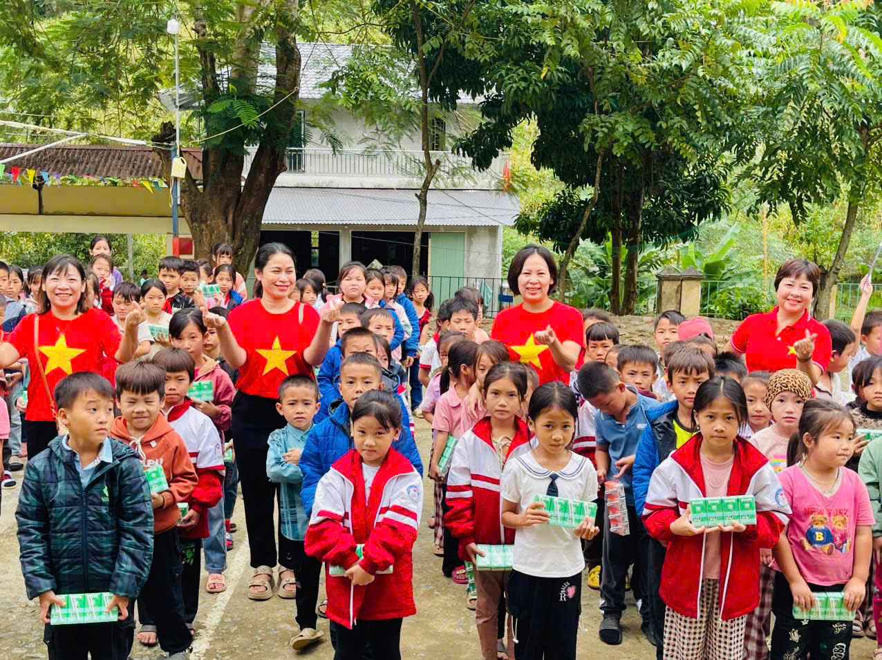 Tấm lòng phụ nữ Phú Thượng hướng về đồng bào vùng bão lũ - ảnh 3
