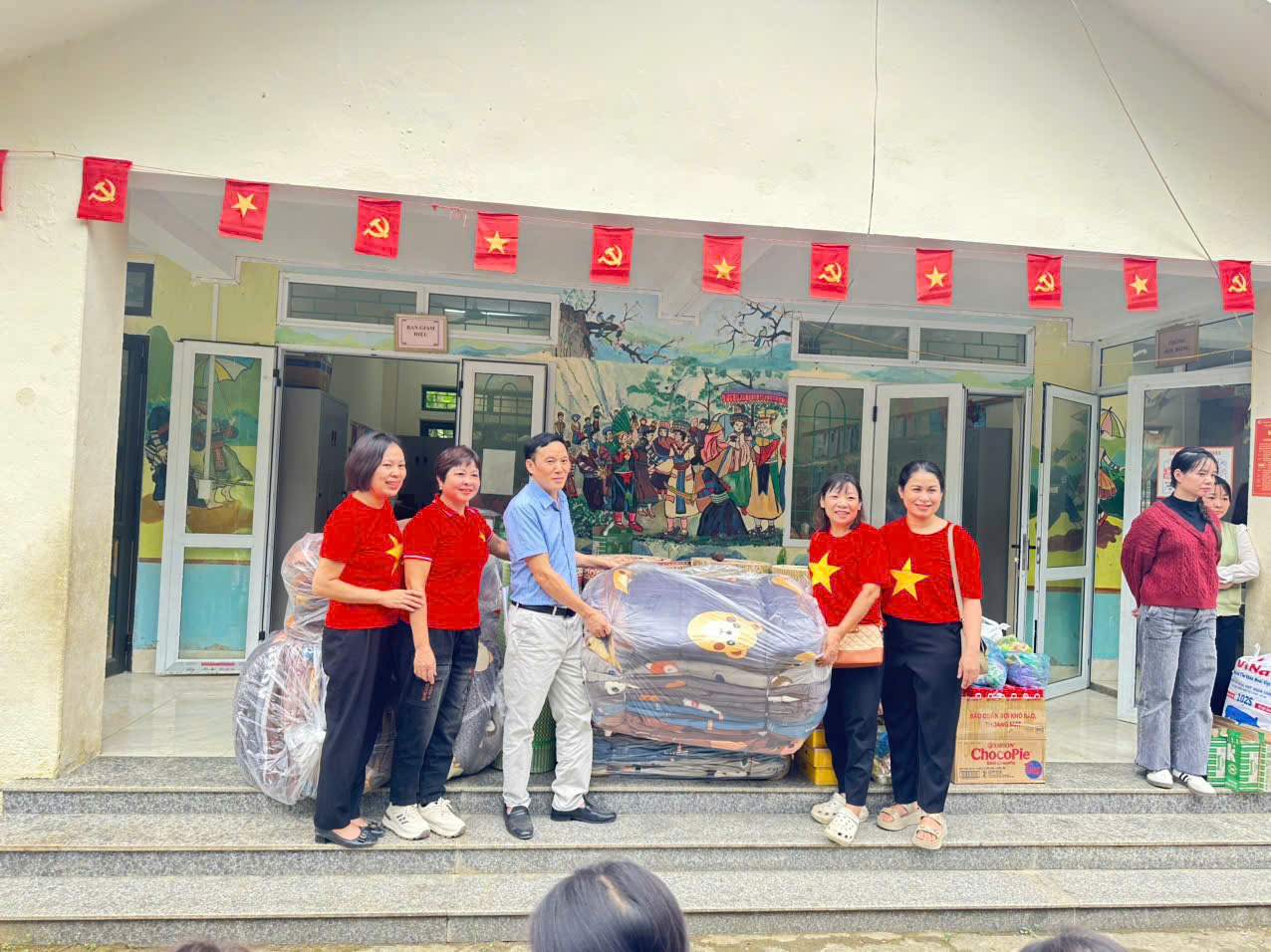 Tấm lòng phụ nữ Phú Thượng hướng về đồng bào vùng bão lũ - ảnh 2