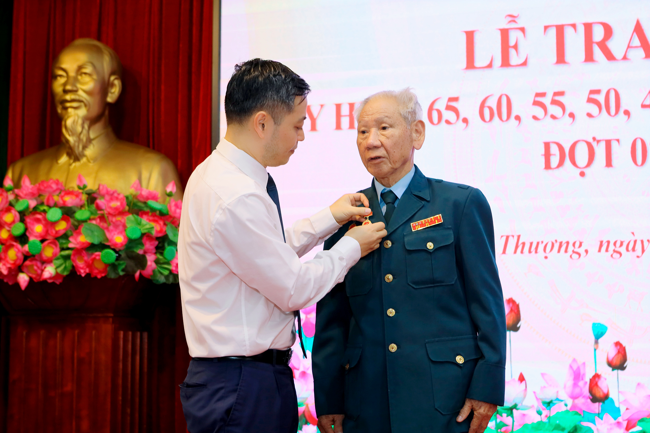 Phú Thượng trao tặng Huy hiệu Đảng cho các đảng viên ưu tú - ảnh 1