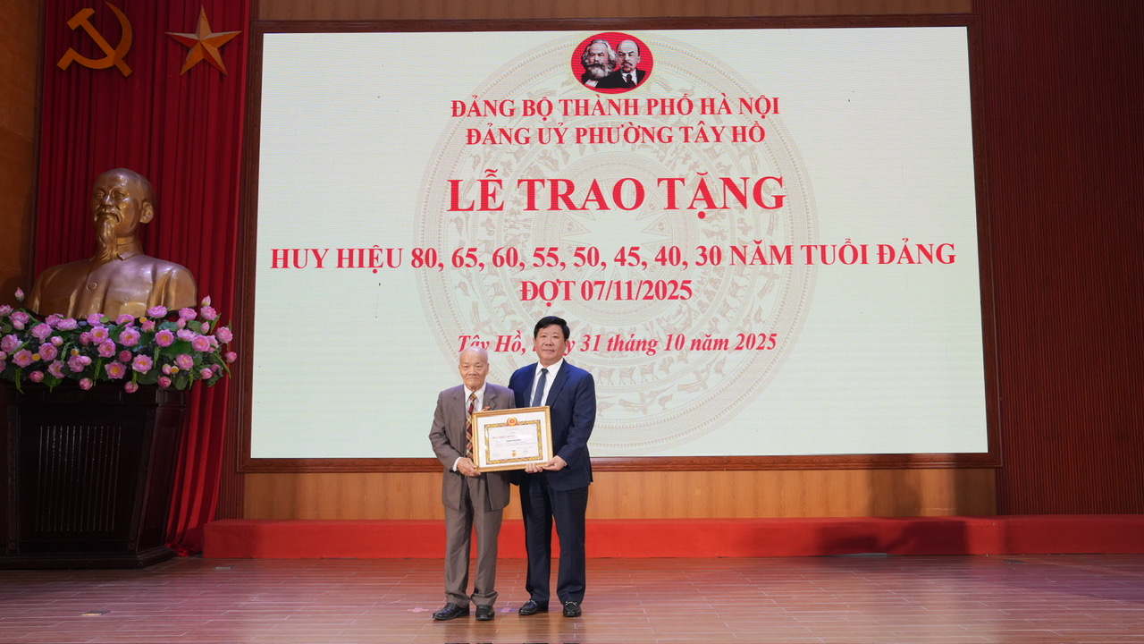 Đảng ủy phường Tây Hồ trao Huy hiệu Đảng tặng 129 đảng viên - ảnh 4