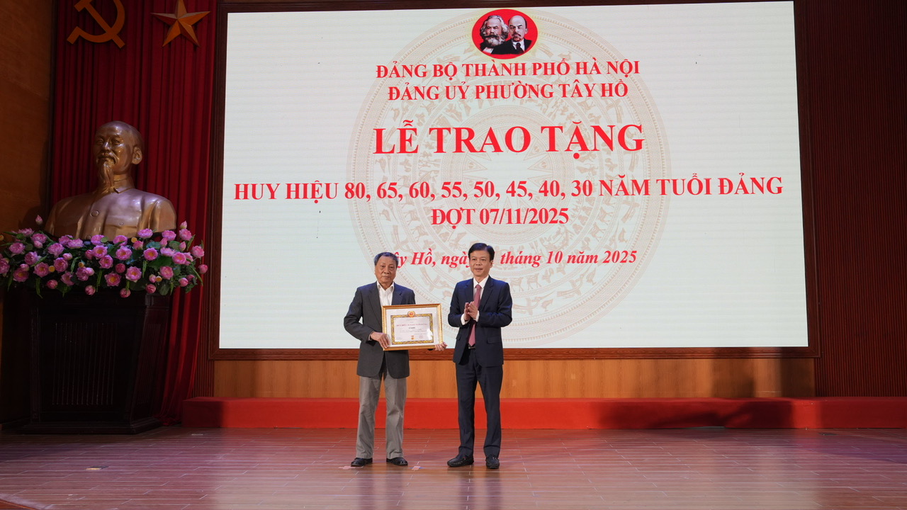 Đảng ủy phường Tây Hồ trao Huy hiệu Đảng tặng 129 đảng viên - ảnh 3