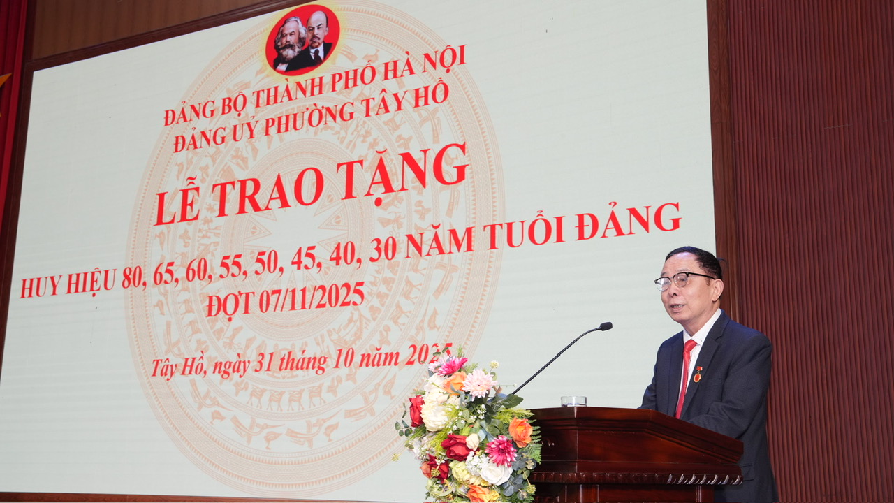 Đảng ủy phường Tây Hồ trao Huy hiệu Đảng tặng 129 đảng viên - ảnh 5