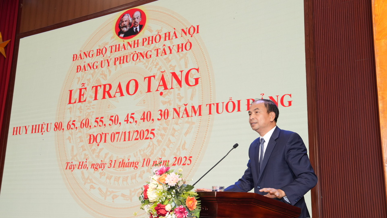 Đảng ủy phường Tây Hồ trao Huy hiệu Đảng tặng 129 đảng viên - ảnh 1