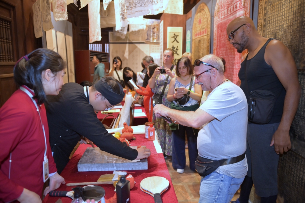 Hành trình “lấy tâm nuôi chữ” và tôn vinh đạo học qua triển lãm Hàn Mặc - ảnh 8