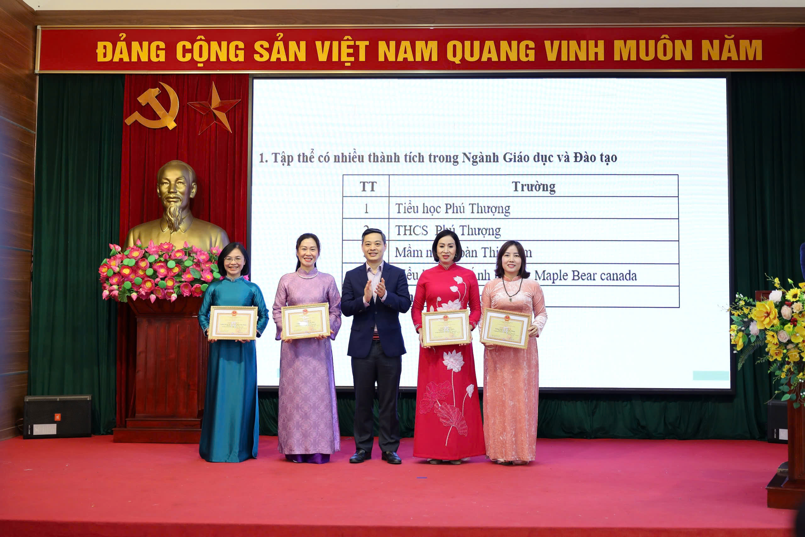  Biểu dương những đóng góp to lớn cho sự nghiệp “trồng người” - ảnh 3