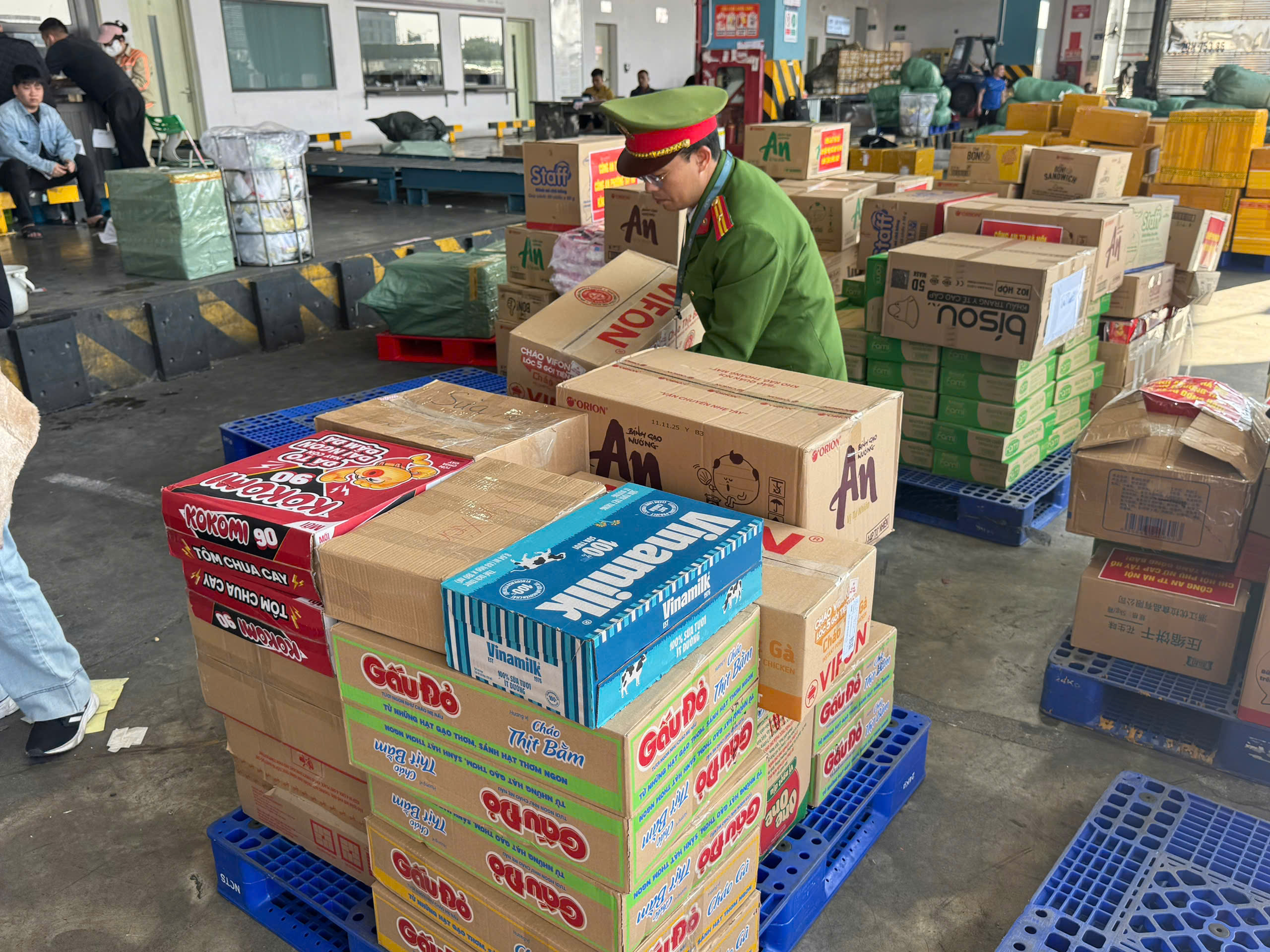 Hội LHPN phường Tây Hồ kịp thời hỗ trợ người dân Phú Yên vùng lũ - ảnh 1