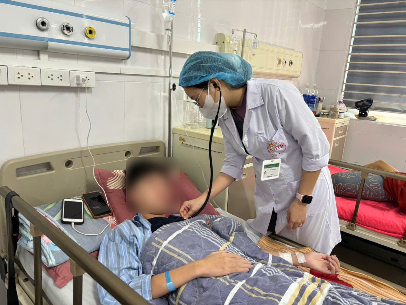 Hy hữu nam thiếu niên nhiễm khuẩn tụ cầu vàng nặng sau vết cắn của lợn nuôi - ảnh 1