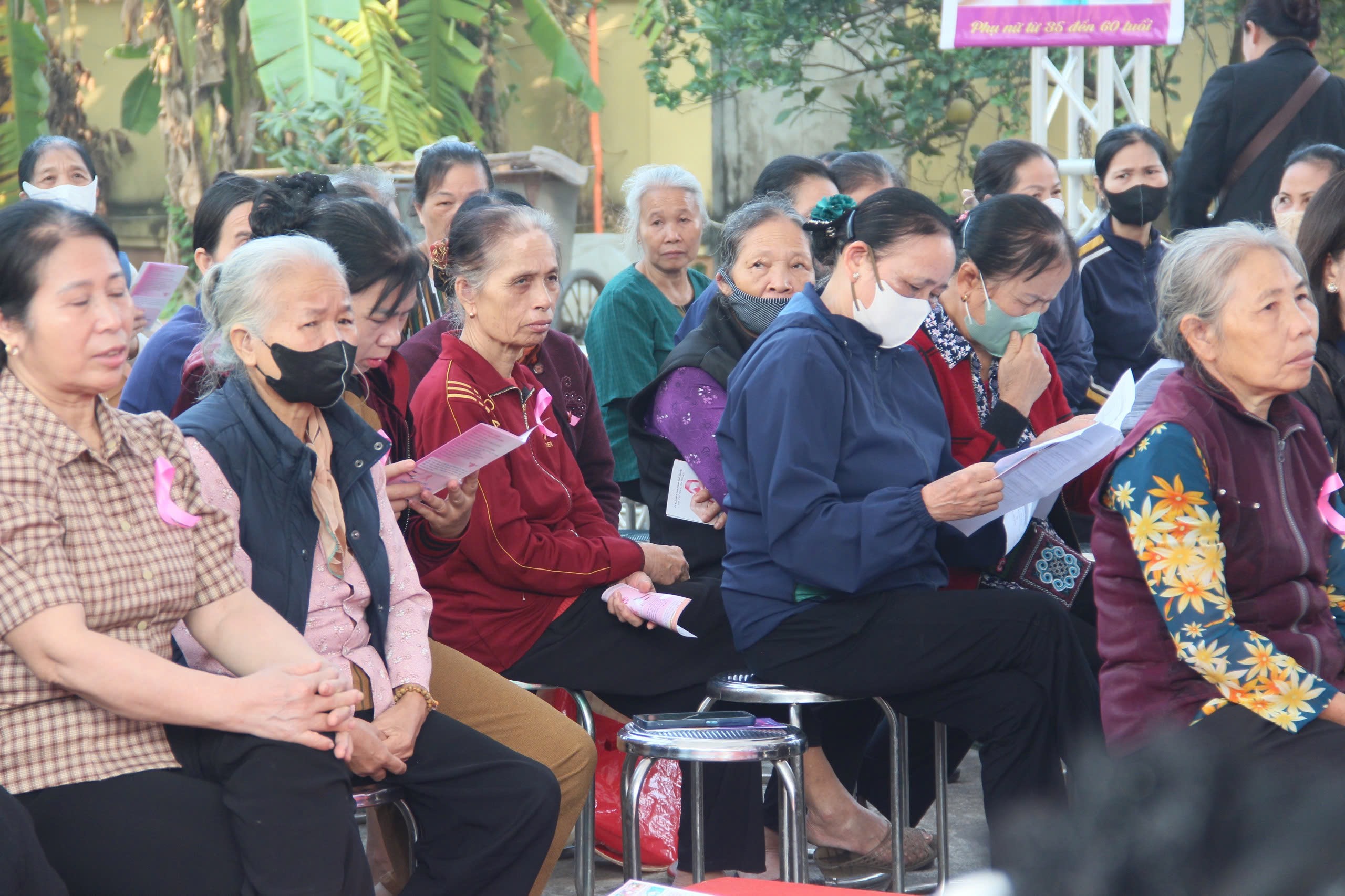 Hà Nội: Gần 400 phụ nữ xã Ngọc Hồi được khám sàng lọc miễn phí ung thư vú, ung thư cổ tử cung - ảnh 7