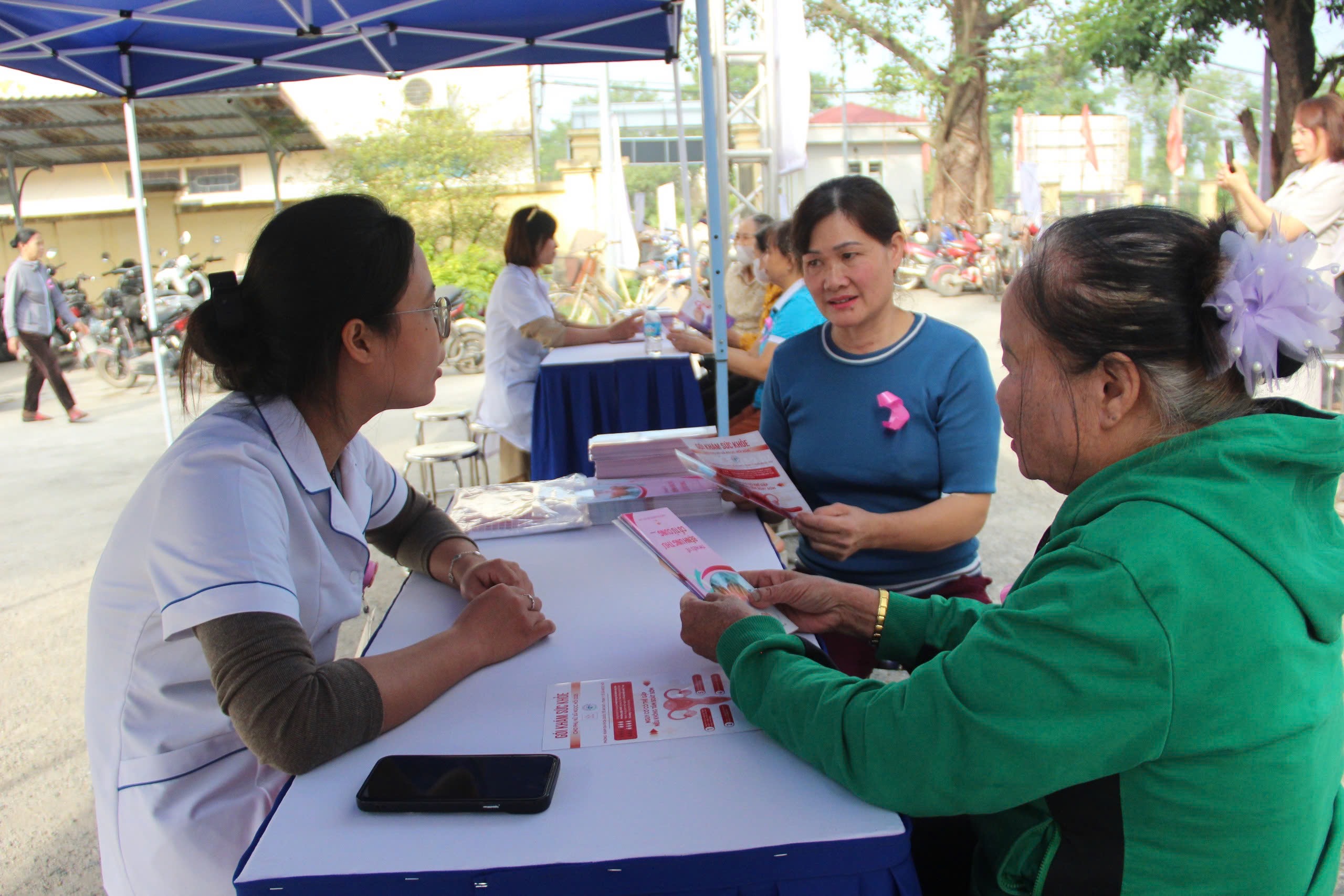 Hà Nội: Gần 400 phụ nữ xã Ngọc Hồi được khám sàng lọc miễn phí ung thư vú, ung thư cổ tử cung - ảnh 8