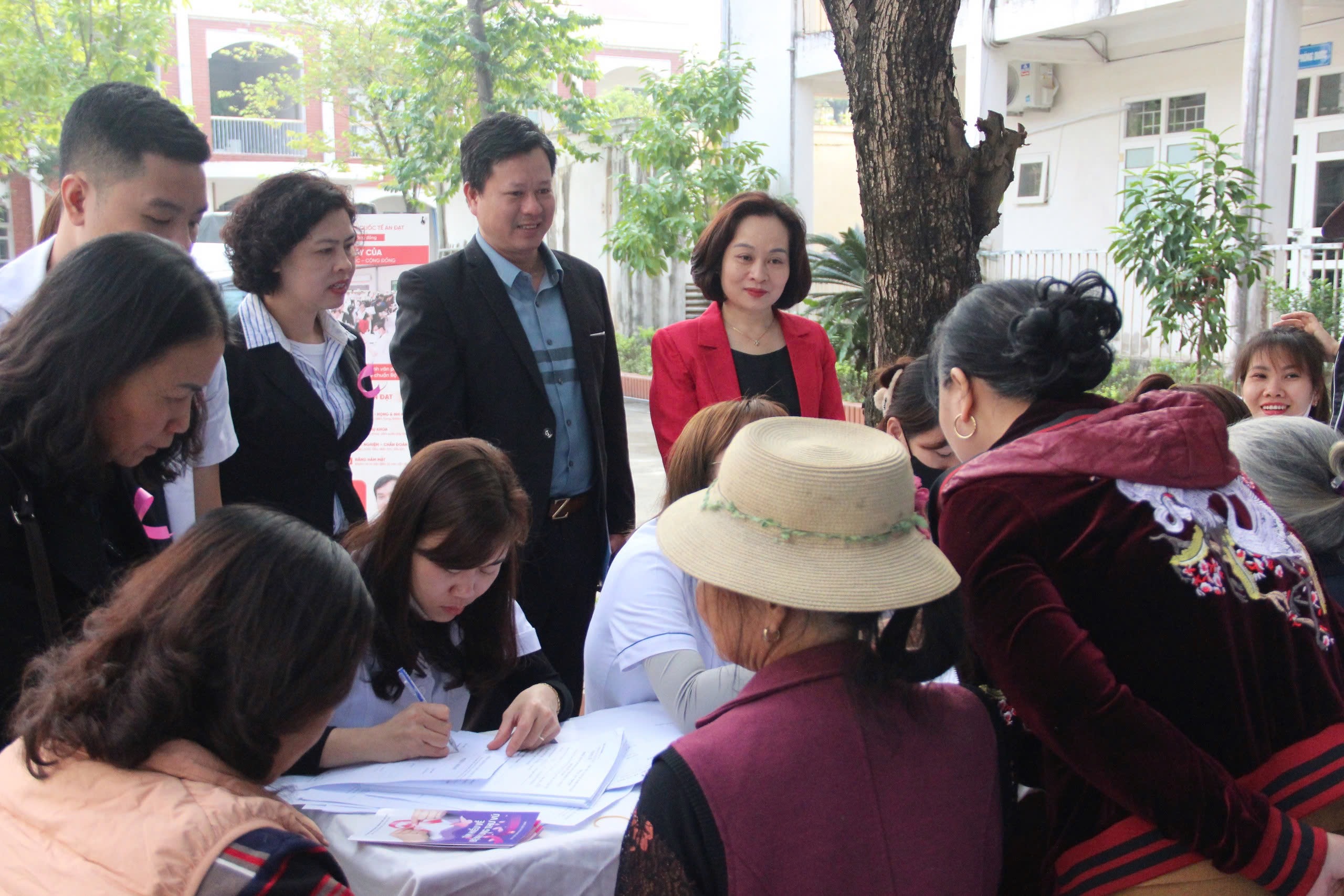 Hà Nội: Gần 400 phụ nữ xã Ngọc Hồi được khám sàng lọc miễn phí ung thư vú, ung thư cổ tử cung - ảnh 2