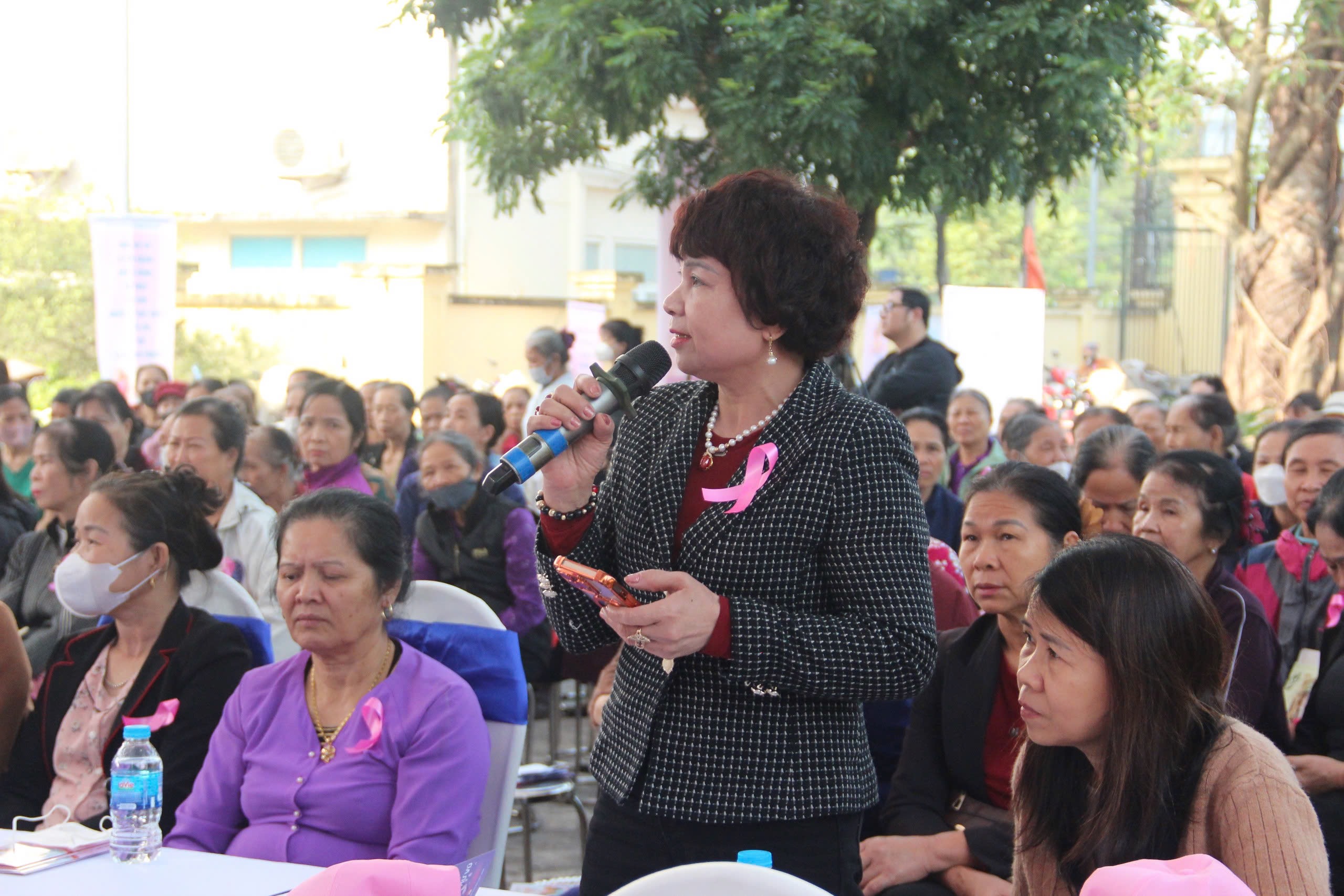 Hà Nội: Gần 400 phụ nữ xã Ngọc Hồi được khám sàng lọc miễn phí ung thư vú, ung thư cổ tử cung - ảnh 3