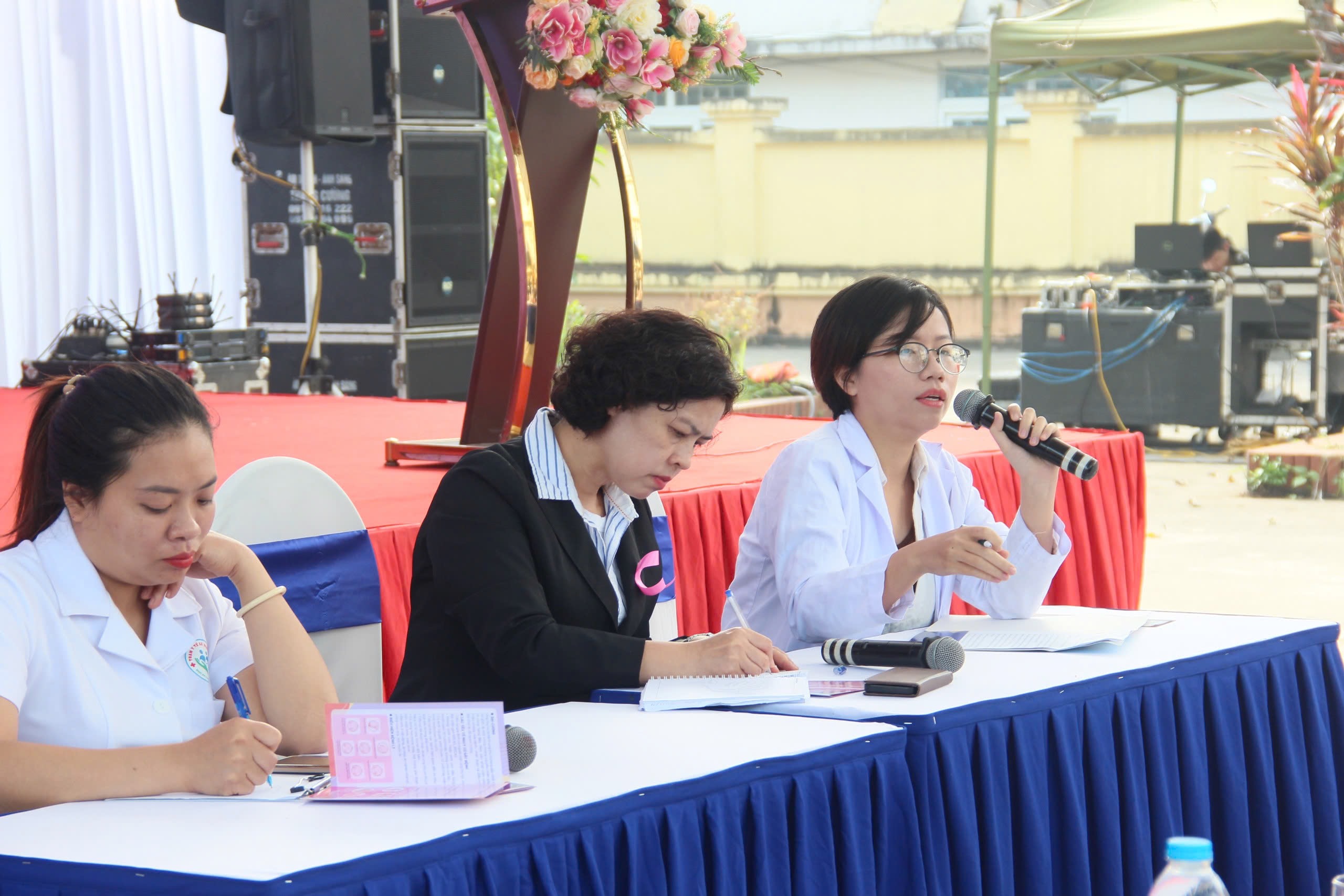 Hà Nội: Gần 400 phụ nữ xã Ngọc Hồi được khám sàng lọc miễn phí ung thư vú, ung thư cổ tử cung - ảnh 4