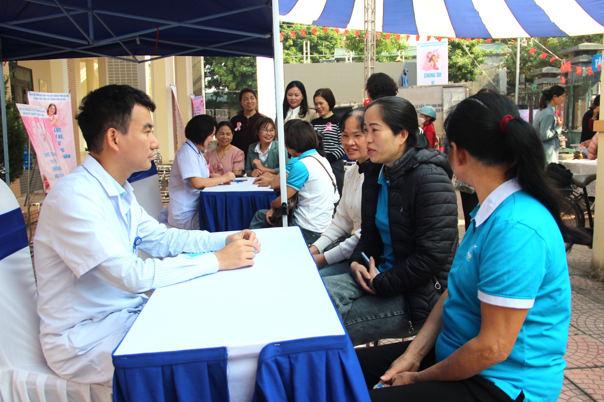 Sôi nổi chương trình truyền thông và tư vấn tầm soát ung thư cho 400 phụ nữ xã Quốc Oai - ảnh 5