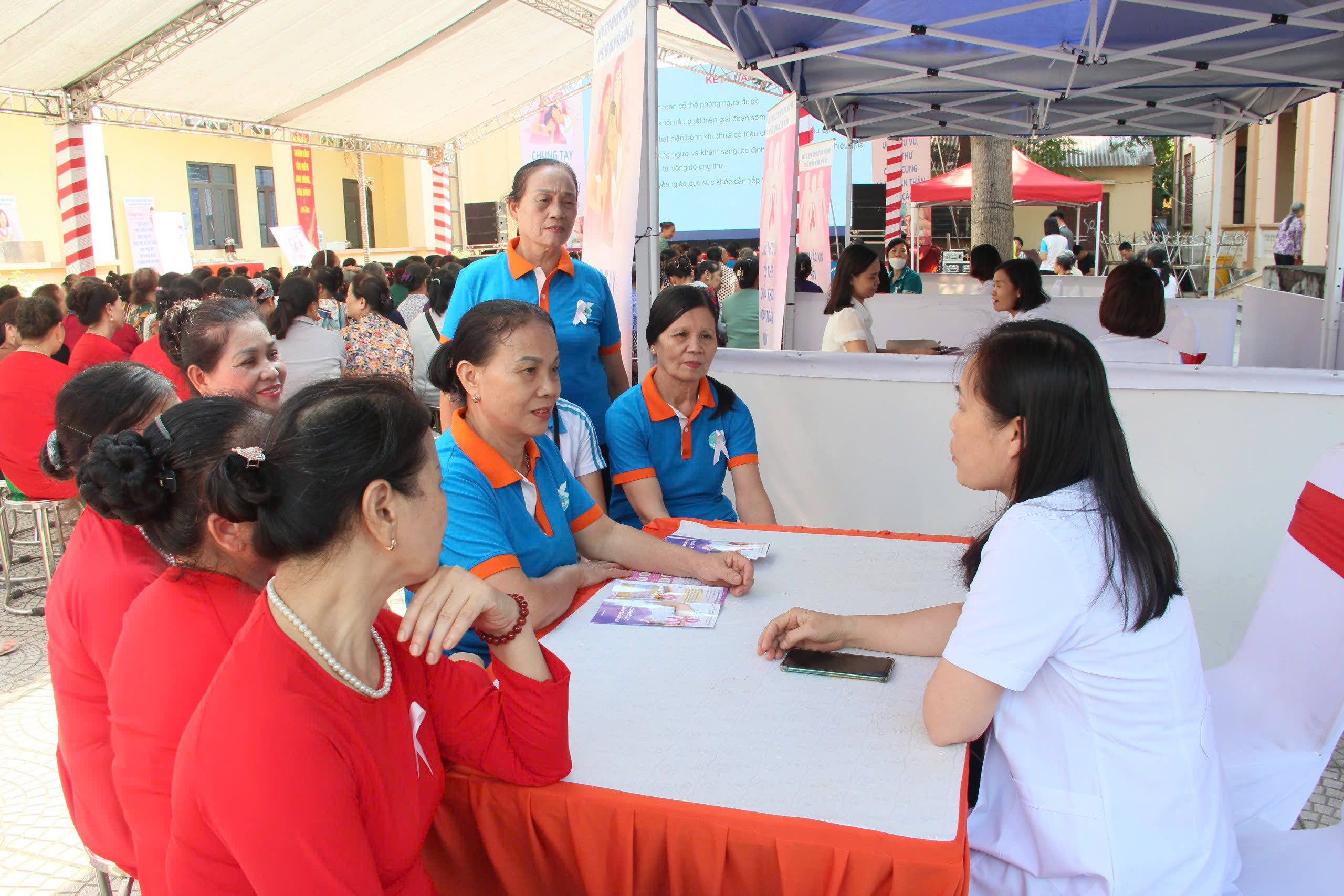 Hà Nội tăng tốc tầm soát ung thư vú và cổ tử cung, vì sức khỏe phụ nữ Thủ đô - ảnh 1