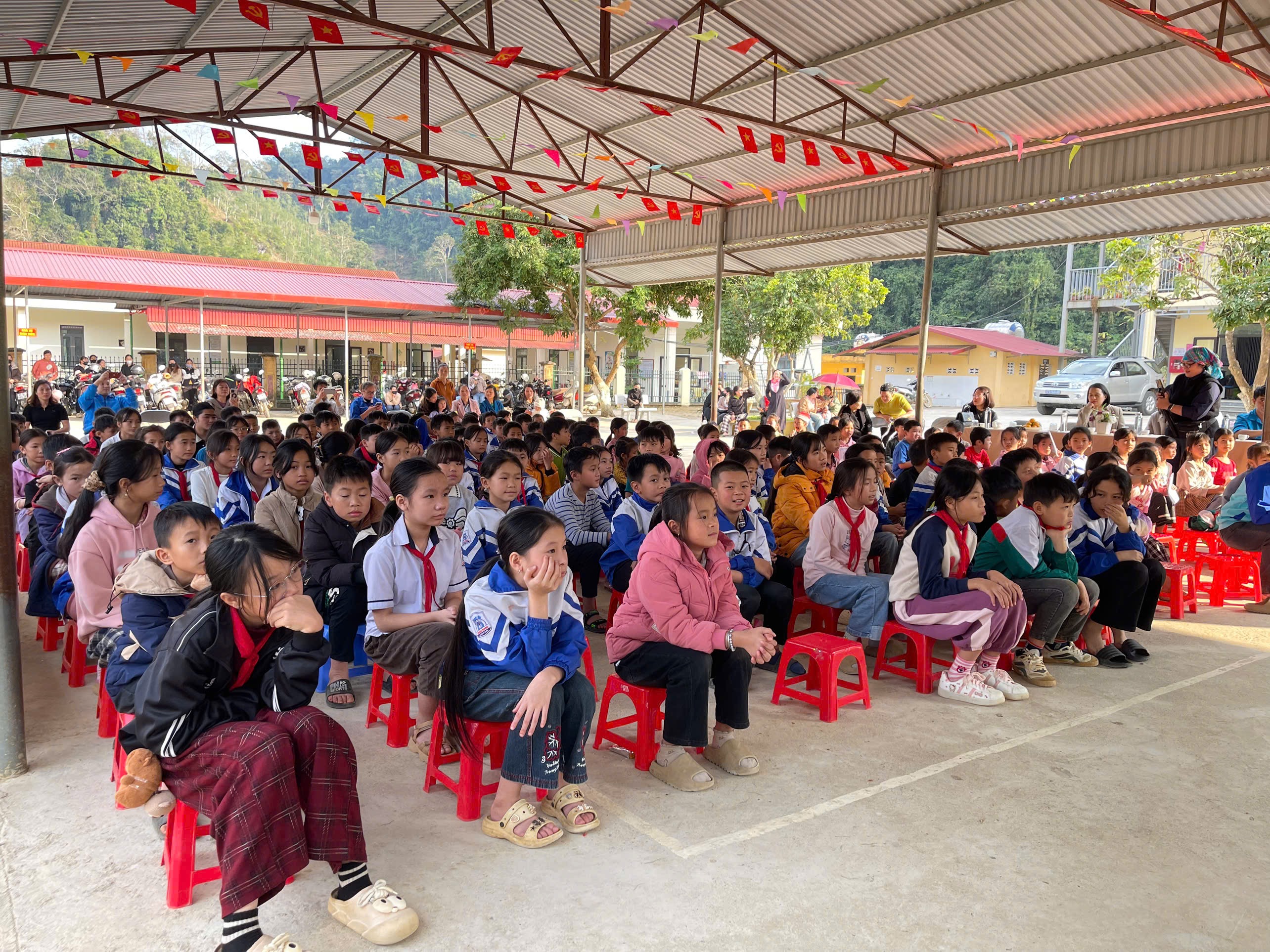 Bệnh viện Hữu nghị Việt Nam – Cu Ba phối hợp khám, tư vấn sức khỏe cho học sinh vùng lũ Thái Nguyên - ảnh 4