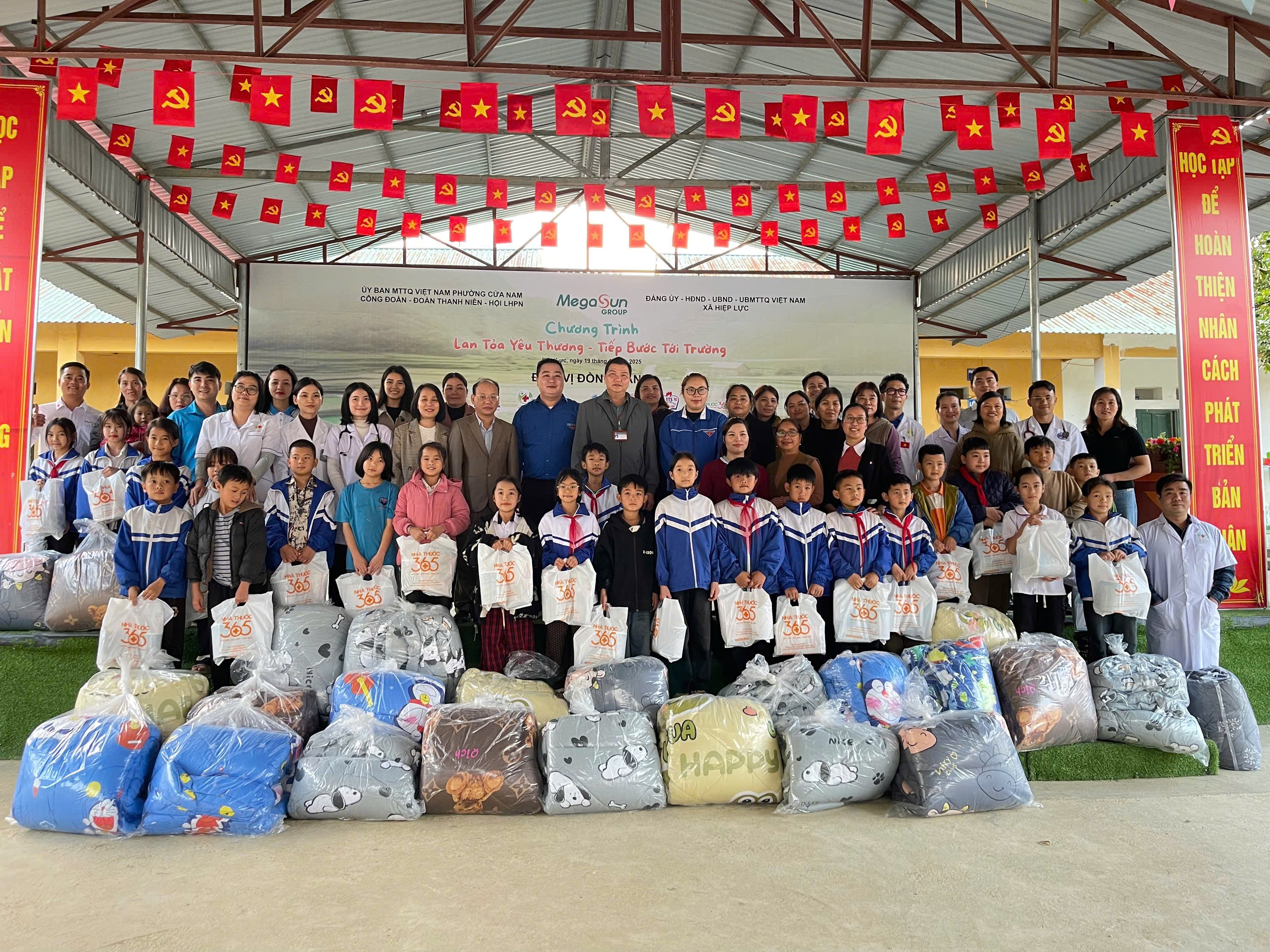 Bệnh viện Hữu nghị Việt Nam – Cu Ba phối hợp khám, tư vấn sức khỏe cho học sinh vùng lũ Thái Nguyên - ảnh 1