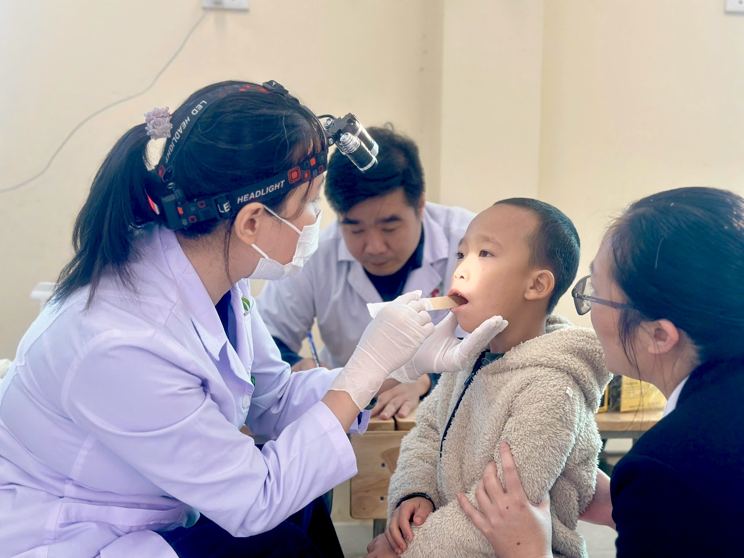 Bệnh viện Hữu nghị Việt Nam – Cu Ba phối hợp khám, tư vấn sức khỏe cho học sinh vùng lũ Thái Nguyên - ảnh 2