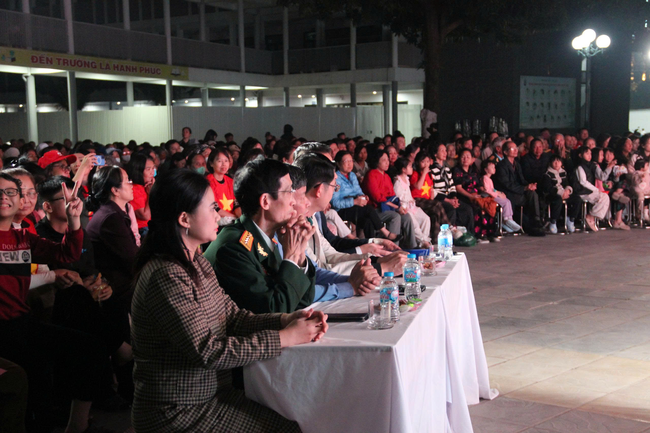 Phường Phú Thượng: Công chiếu miễn phí phim "Mưa đỏ" tới hơn 2.000 người xem - ảnh 1