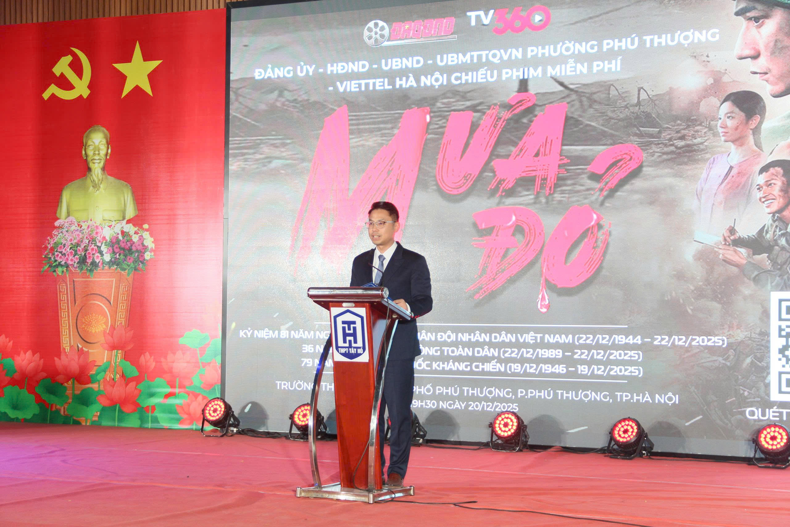 Phường Phú Thượng: Công chiếu miễn phí phim "Mưa đỏ" tới hơn 2.000 người xem - ảnh 2