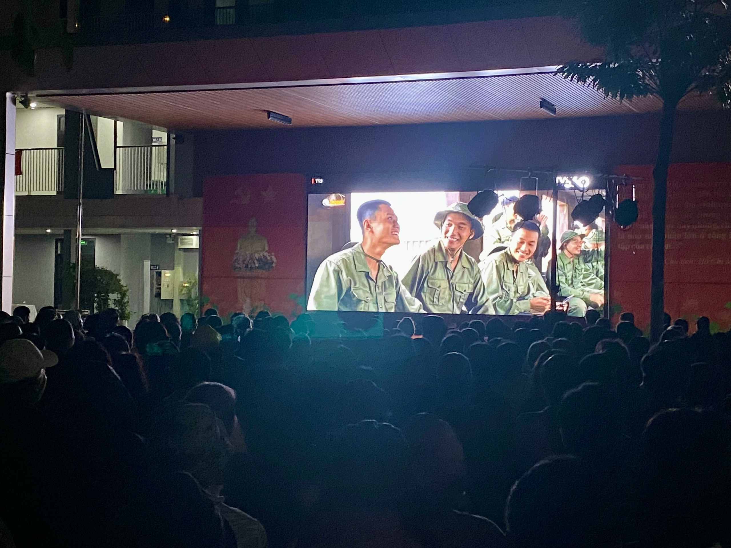 Phường Phú Thượng: Công chiếu miễn phí phim "Mưa đỏ" tới hơn 2.000 người xem - ảnh 5