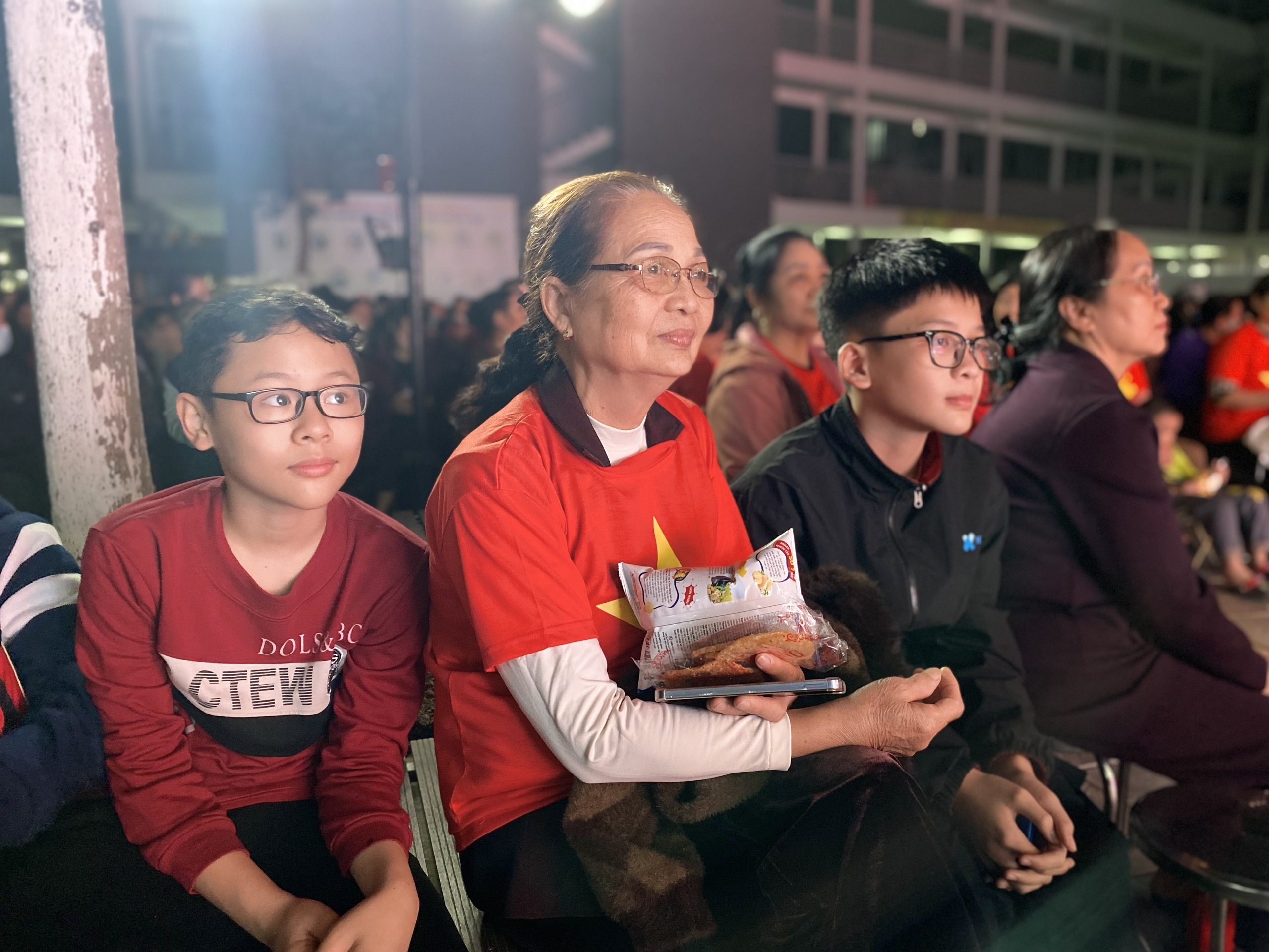 Phường Phú Thượng: Công chiếu miễn phí phim "Mưa đỏ" tới hơn 2.000 người xem - ảnh 4