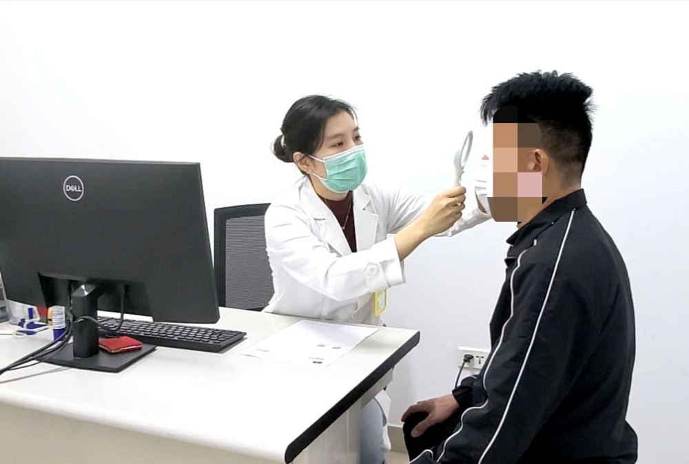 Ngứa dai dẳng vùng sinh dục, người bệnh đi khám phát hiện nhiễm rận mu - ảnh 1