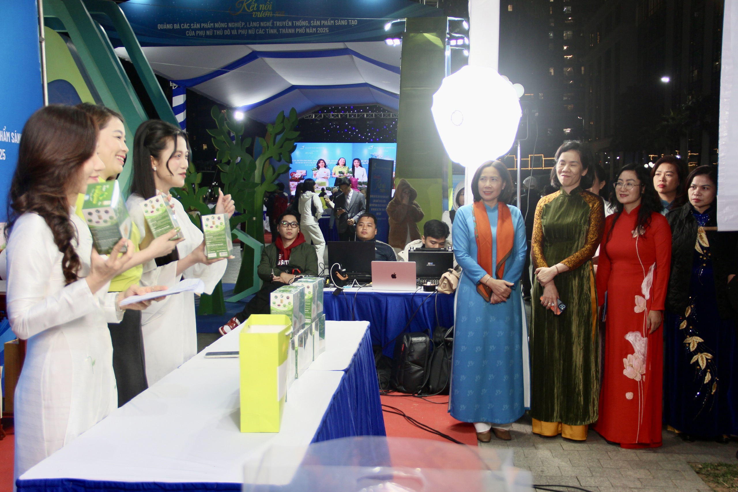 Hơn 80 doanh nghiệp và 800 sản phẩm OCOP, làng nghề được giới thiệu tại chương trình “Hà Nội Kết nối - Vươn xa” 2025 - ảnh 6