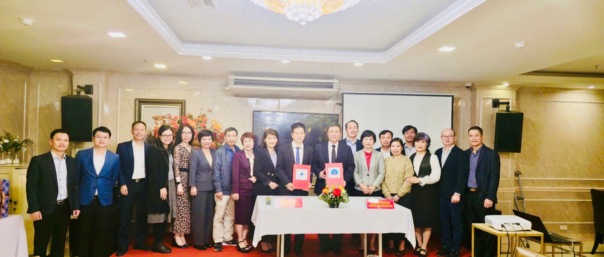 Bệnh viện Hữu Nghị ký kết hợp tác chuyên môn với Bệnh viện Da liễu Trung ương - ảnh 1