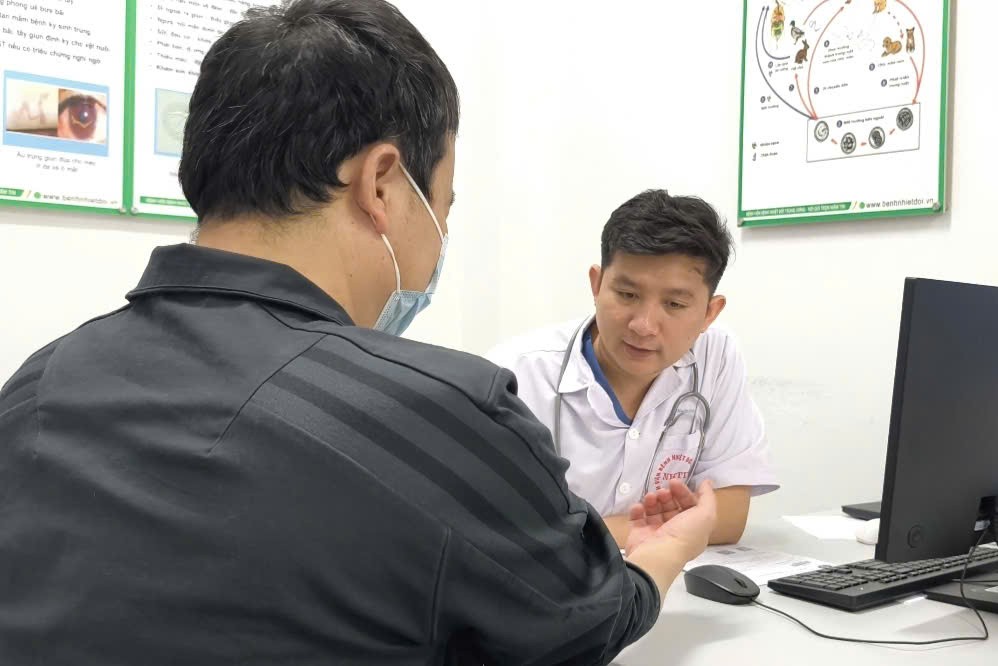 Thường xuyên ăn đồ tái, người đàn ông phát hiện nhiễm sán dây dài gần 80cm trong đại tràng - ảnh 1