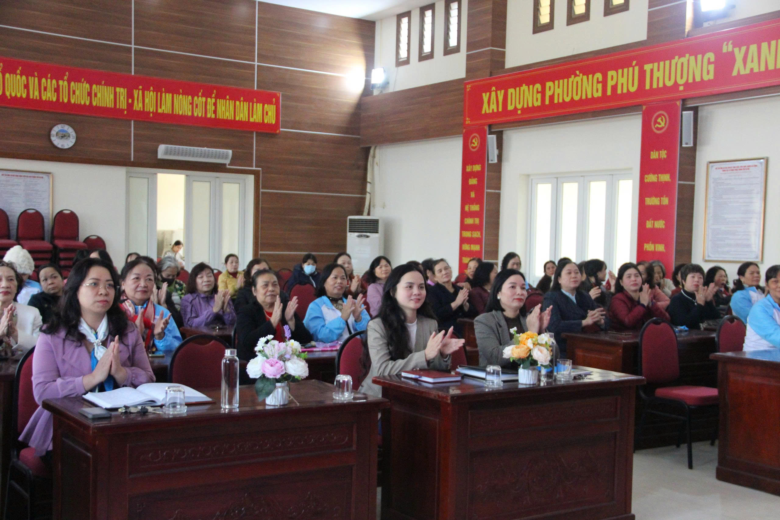 Phú Thượng cụ thể hóa Nghị quyết Đại hội phụ nữ Hà Nội bằng mô hình “Tổ phụ nữ số” - ảnh 1