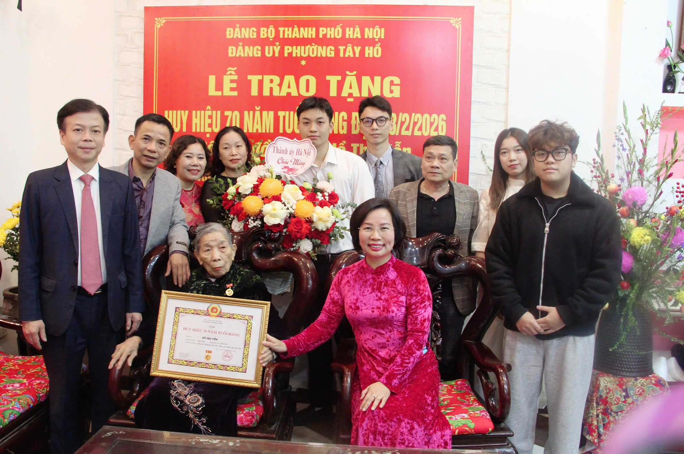 Tây Hồ trang trọng tổ chức Lễ trao tặng Huy hiệu Đảng đợt 03/02/2026 - ảnh 5