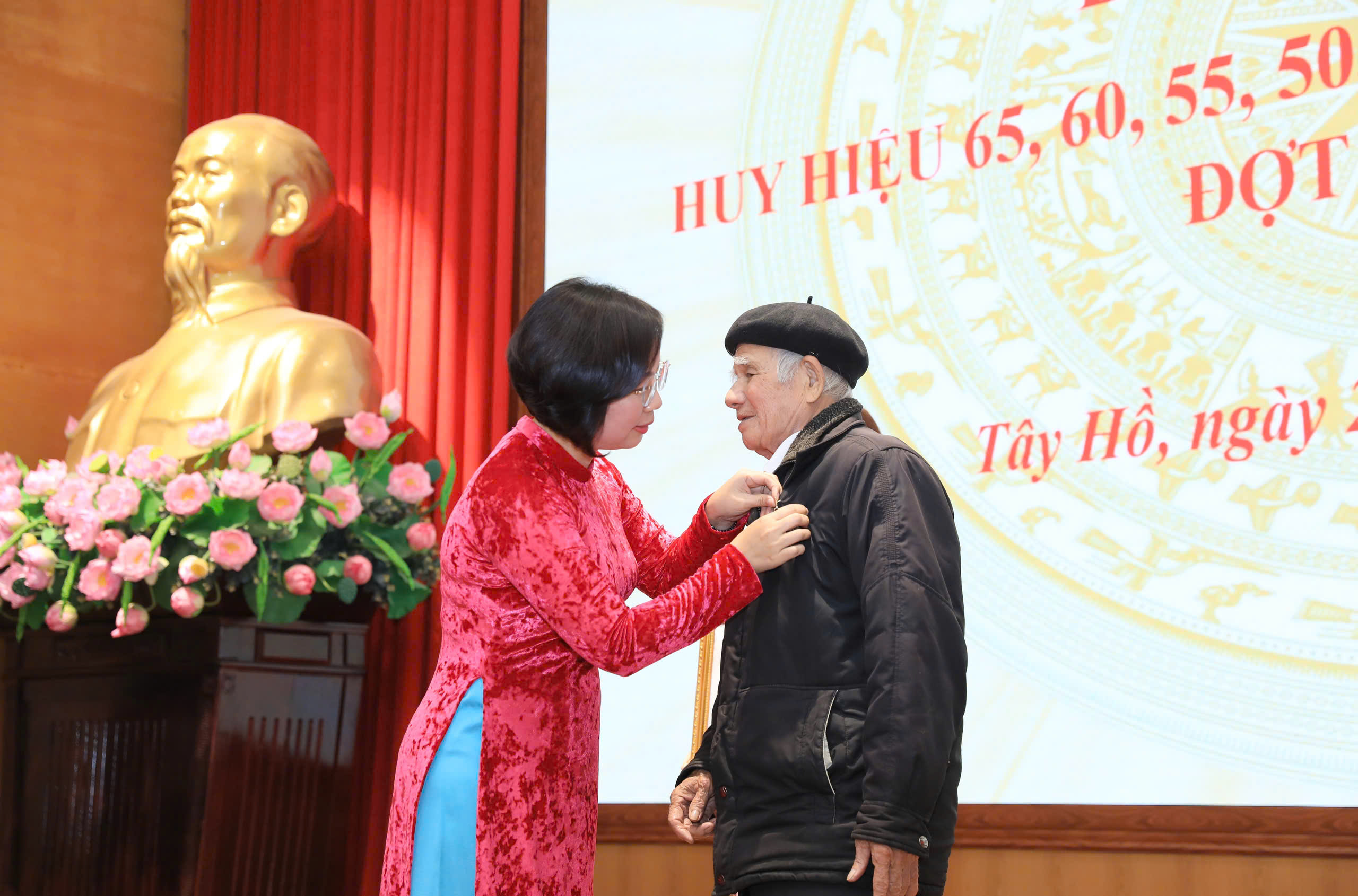 Tây Hồ trang trọng tổ chức Lễ trao tặng Huy hiệu Đảng đợt 03/02/2026 - ảnh 3