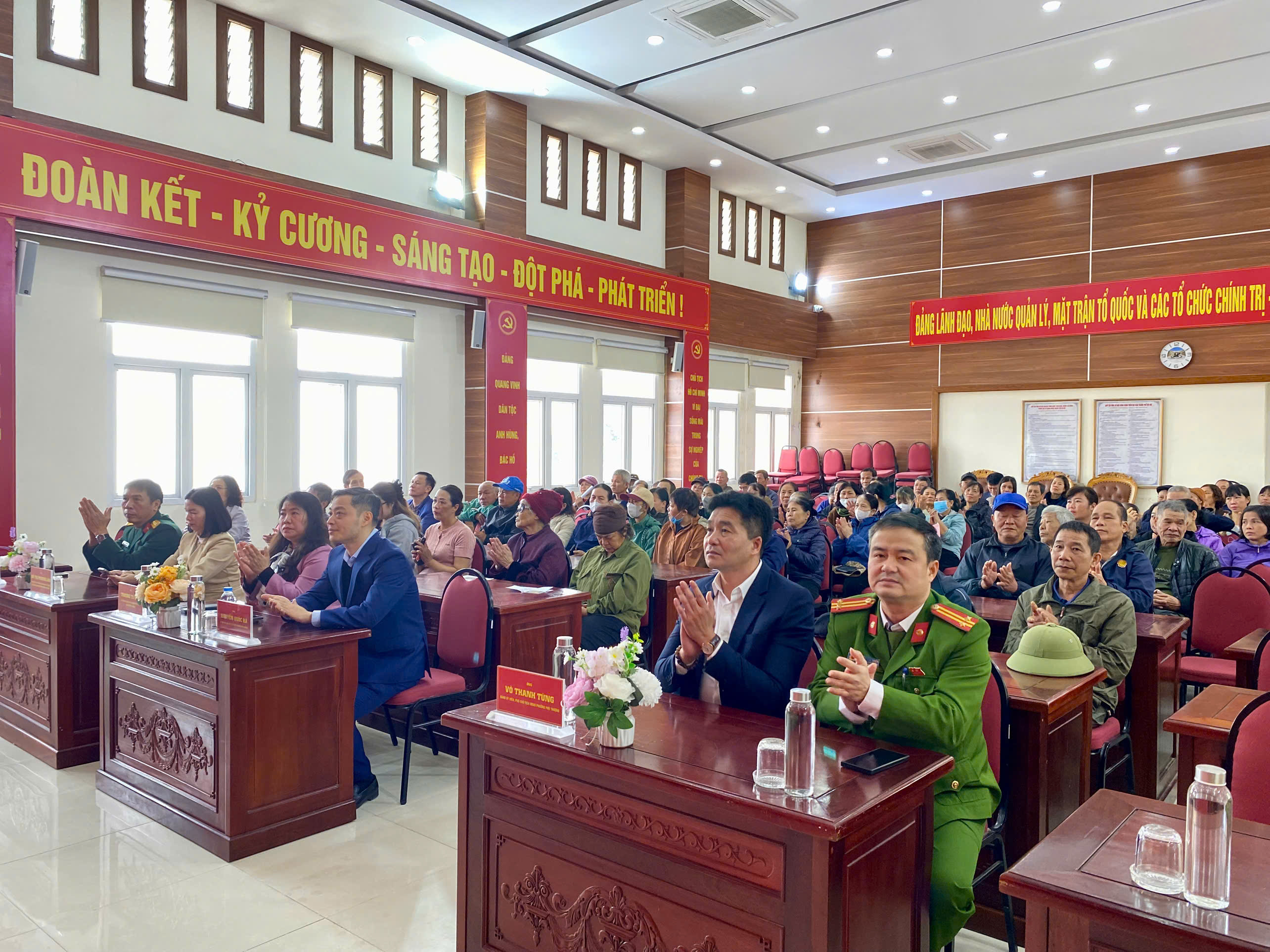 Phường Phú Thượng trao tặng quà Tết Nguyên đán Bính Ngọ 2026 - ảnh 1