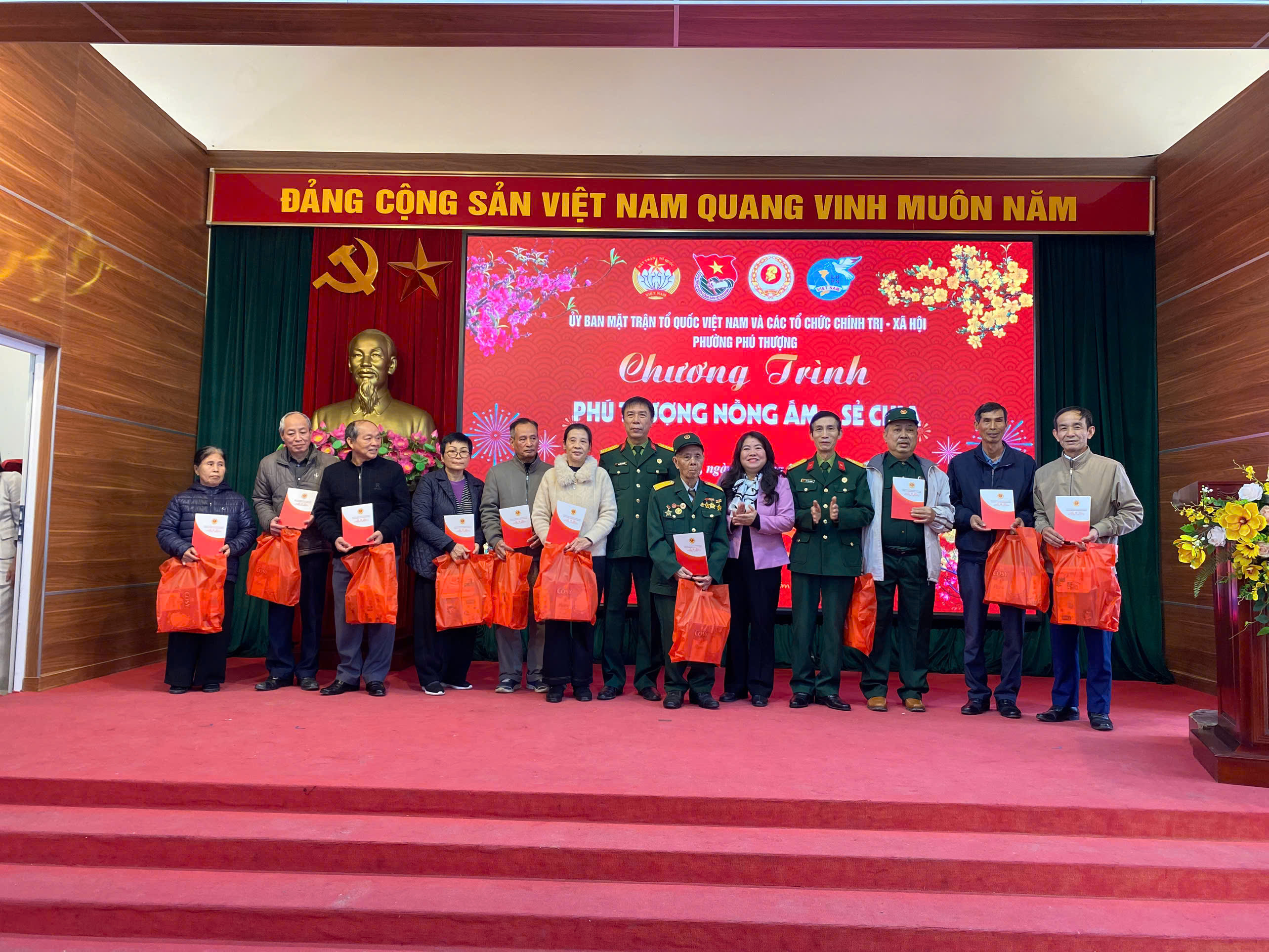 Phường Phú Thượng trao tặng quà Tết Nguyên đán Bính Ngọ 2026 - ảnh 5