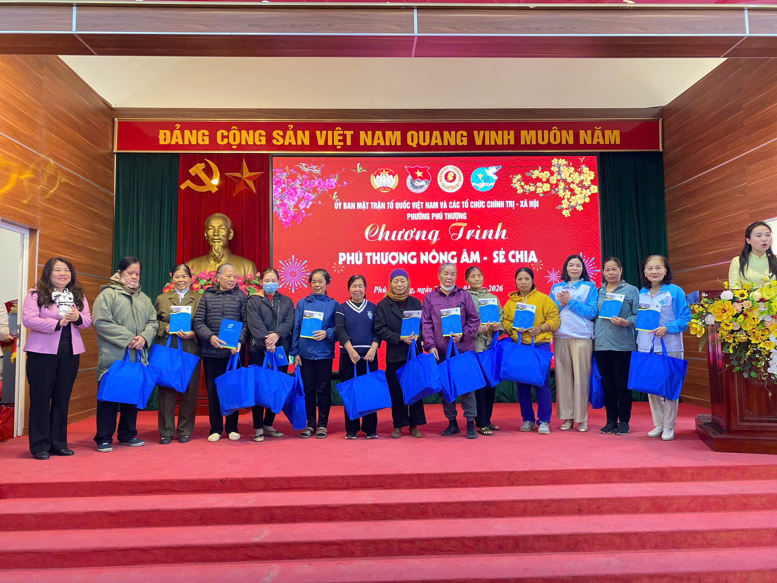 Phường Phú Thượng trao tặng quà Tết Nguyên đán Bính Ngọ 2026 - ảnh 4