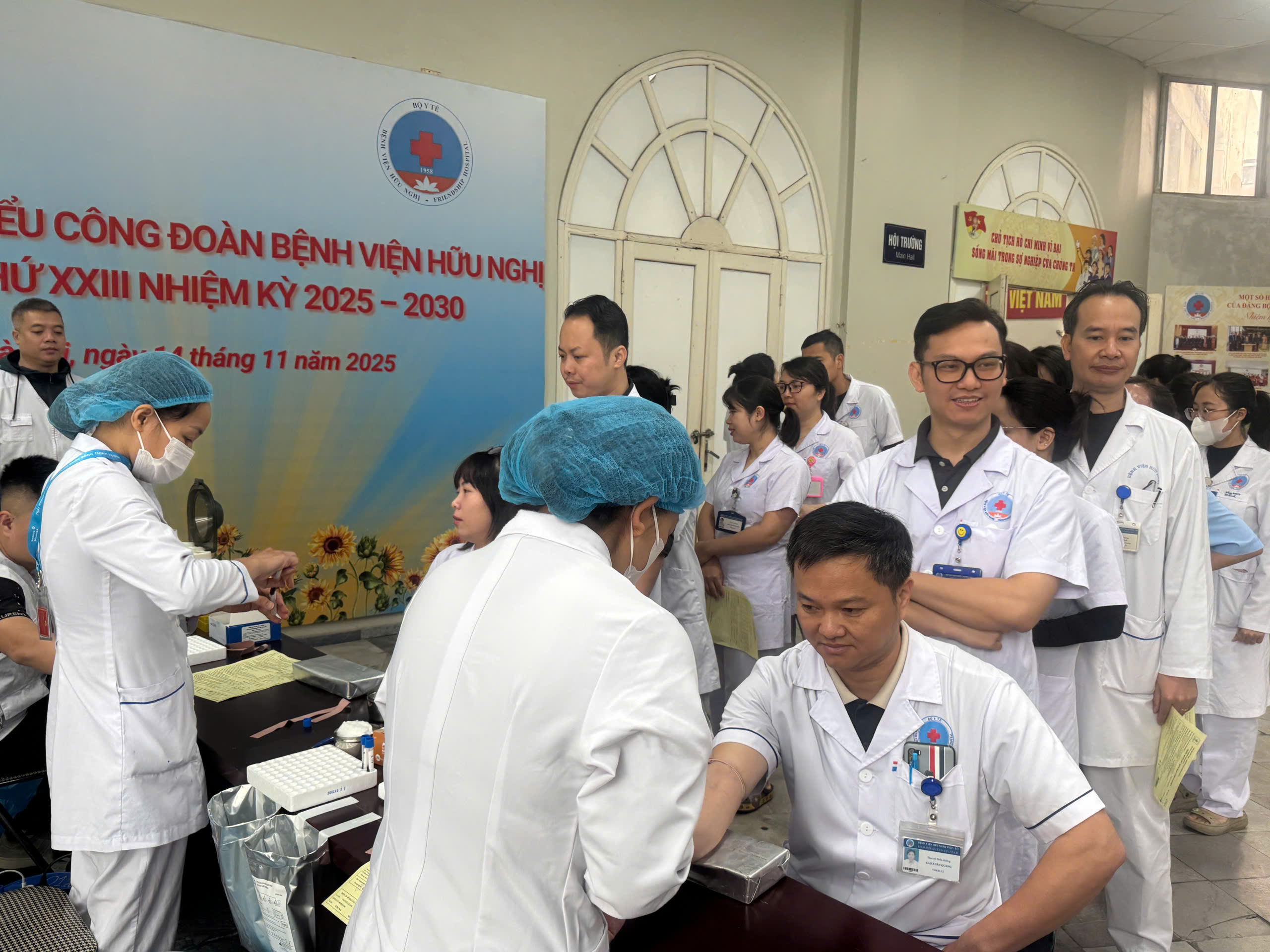 Blouse trắng - Trái tim hồng: Nghĩa cử đẹp của cán bộ y tế Bệnh viện Hữu Nghị - ảnh 1