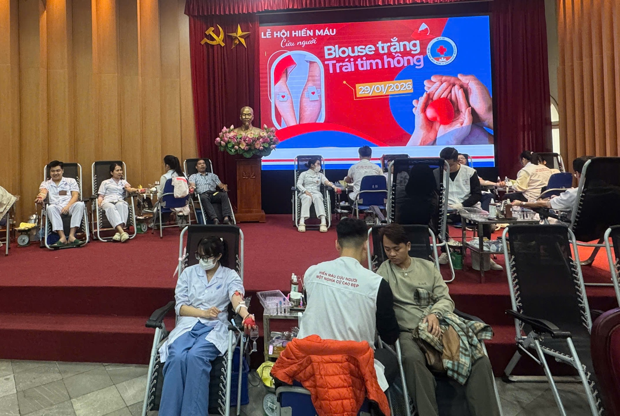 Blouse trắng - Trái tim hồng: Nghĩa cử đẹp của cán bộ y tế Bệnh viện Hữu Nghị - ảnh 2