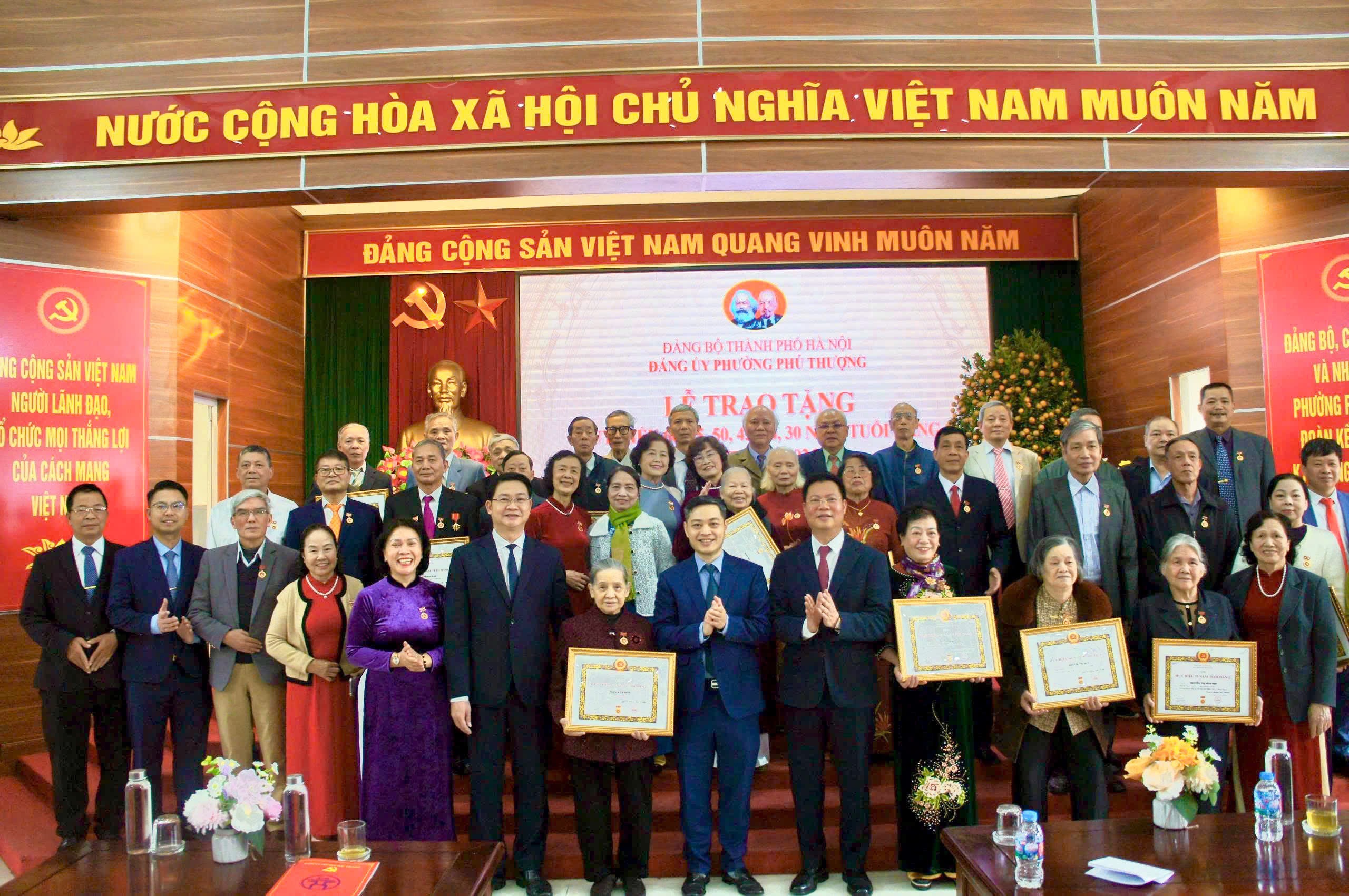 Đảng bộ phường Phú Thượng trang trọng tổ chức Lễ trao tặng Huy hiệu Đảng đợt 03/02/2026 - ảnh 5