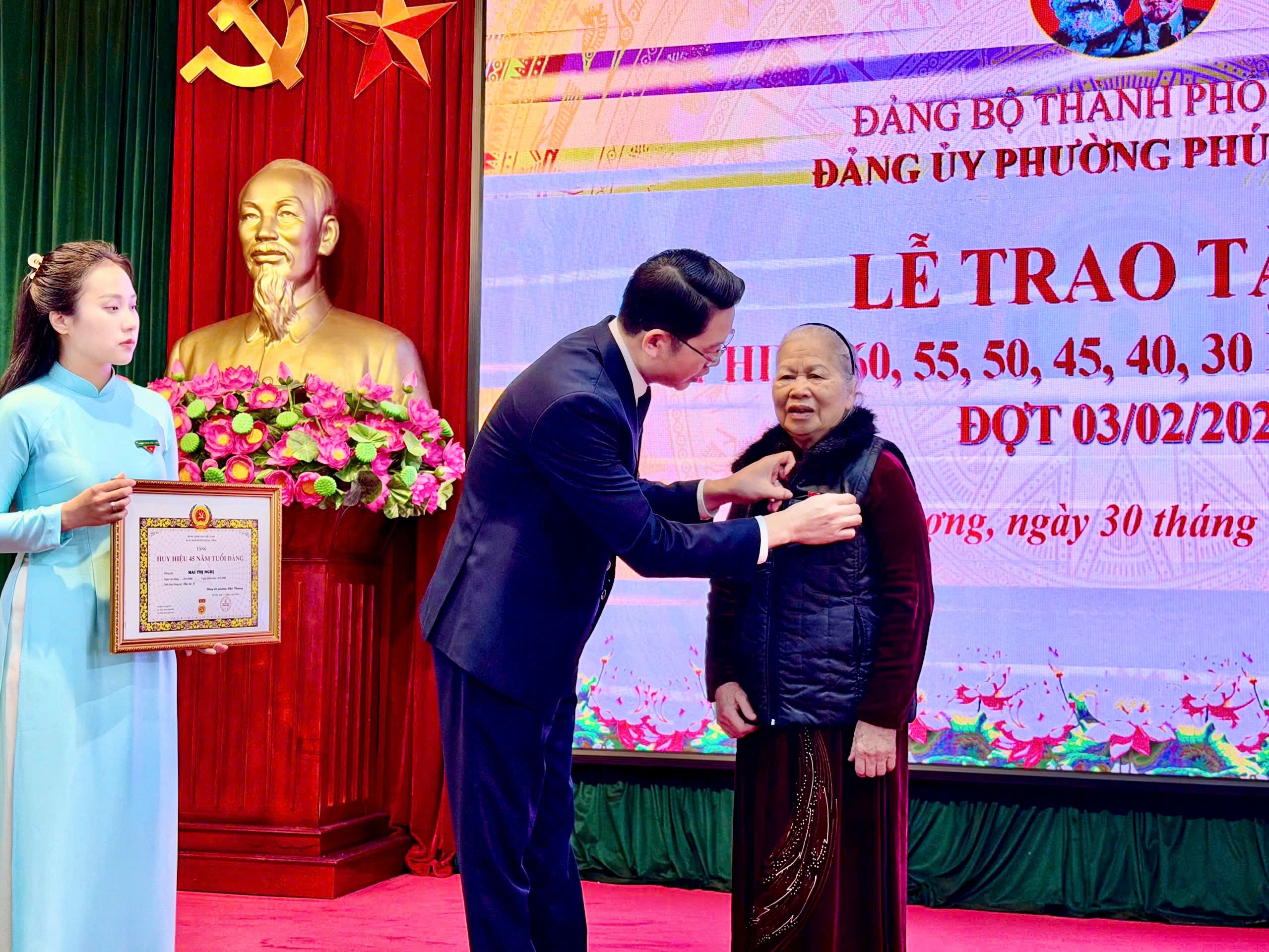 Đảng bộ phường Phú Thượng trang trọng tổ chức Lễ trao tặng Huy hiệu Đảng đợt 03/02/2026 - ảnh 3