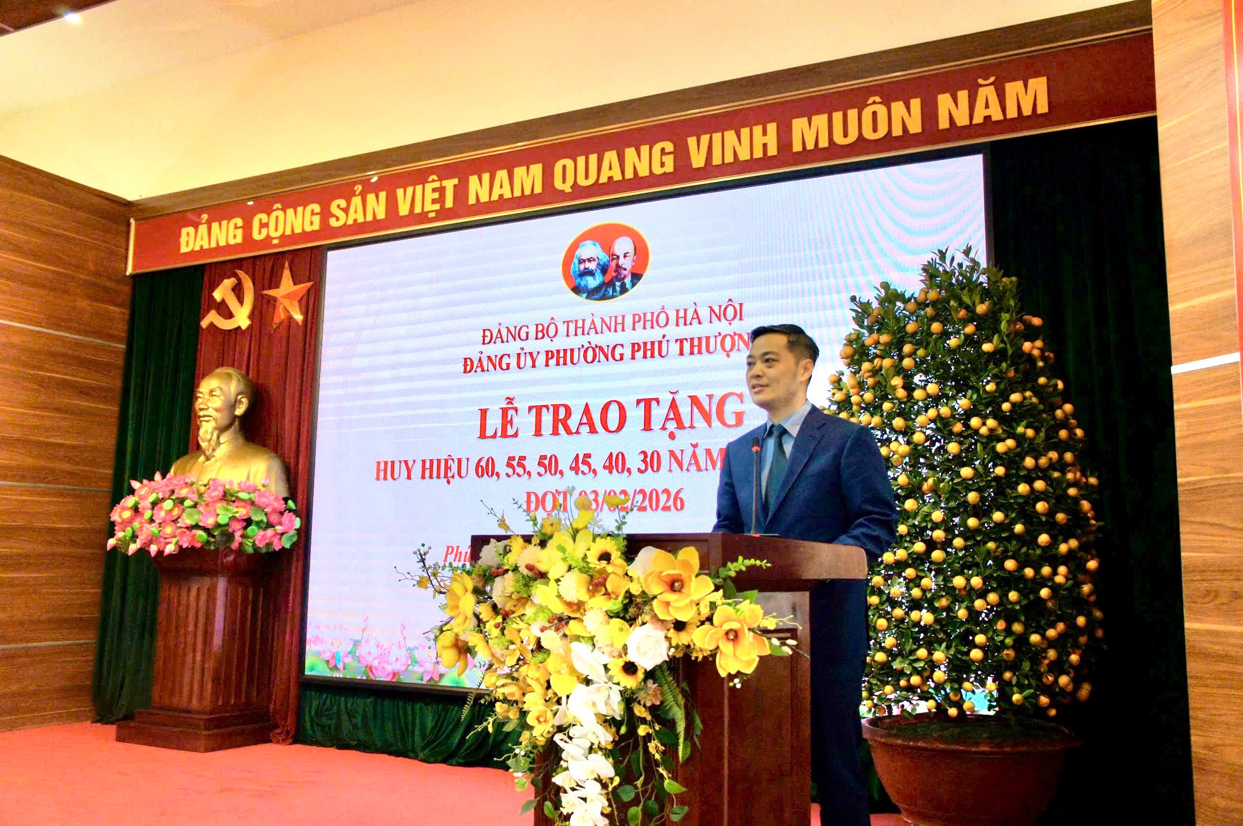 Đảng bộ phường Phú Thượng trang trọng tổ chức Lễ trao tặng Huy hiệu Đảng đợt 03/02/2026 - ảnh 1