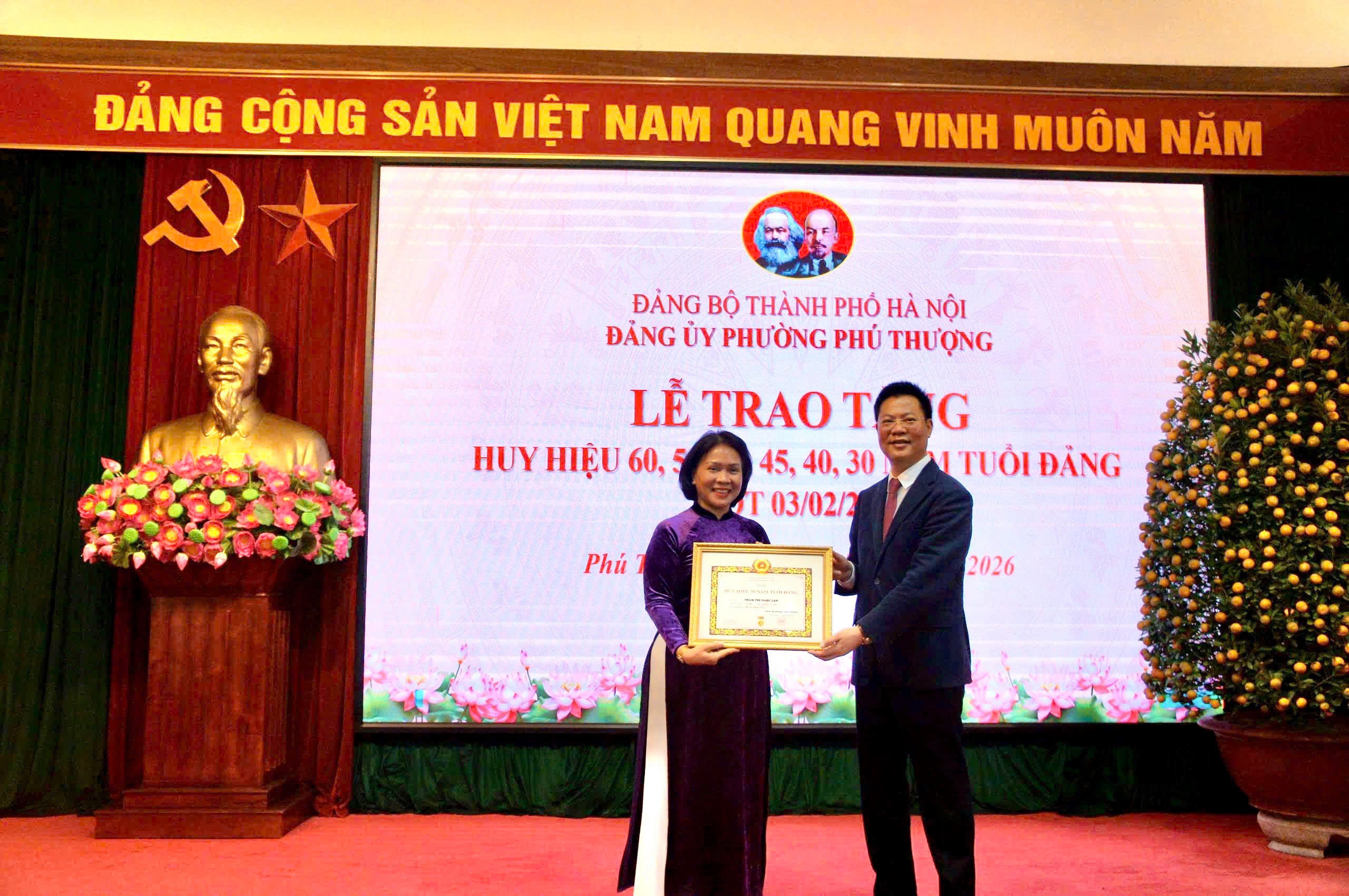 Đảng bộ phường Phú Thượng trang trọng tổ chức Lễ trao tặng Huy hiệu Đảng đợt 03/02/2026 - ảnh 4