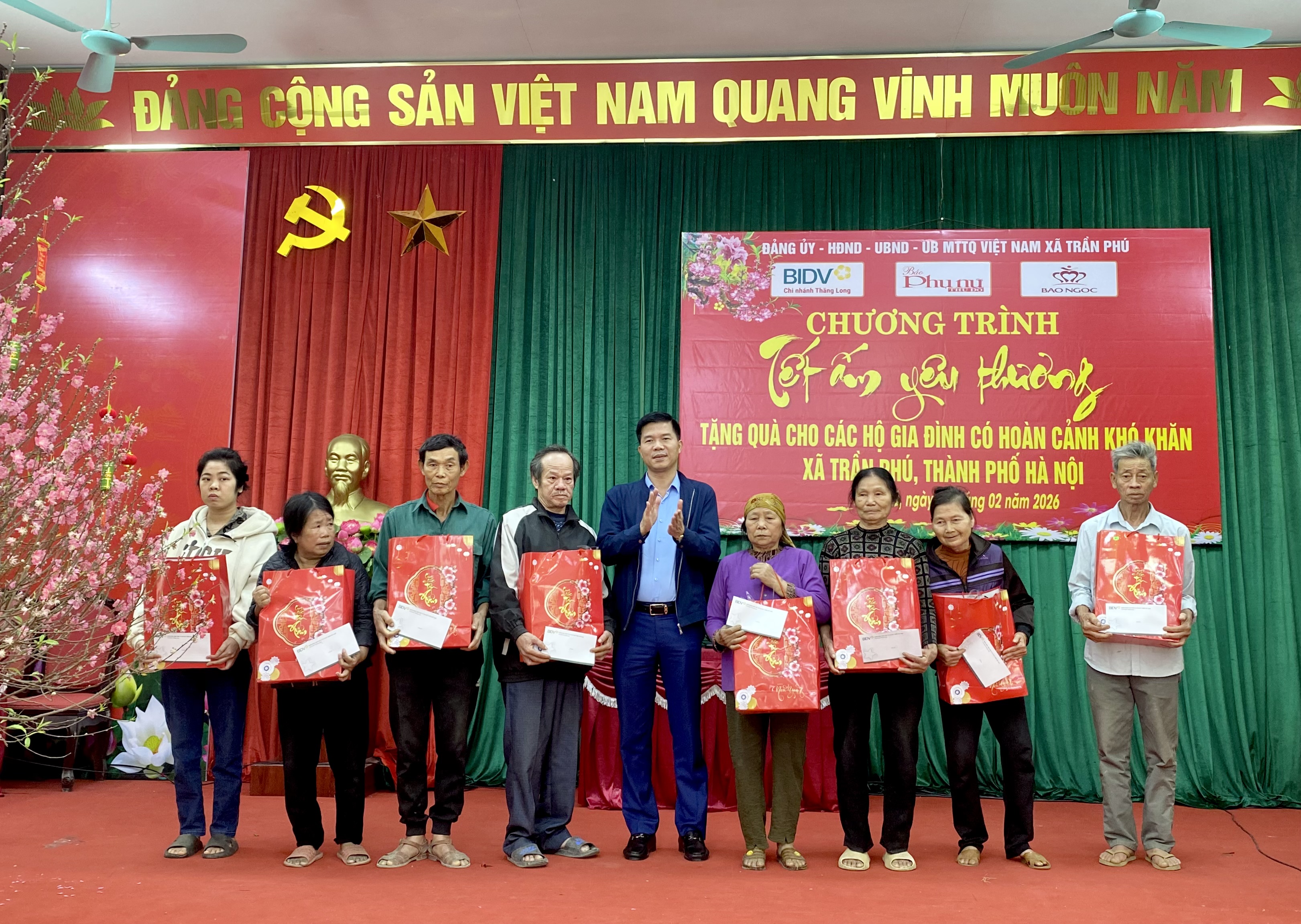 Mang Tết ấm đến với những gia đình khó khăn tại xã Trần Phú - ảnh 2