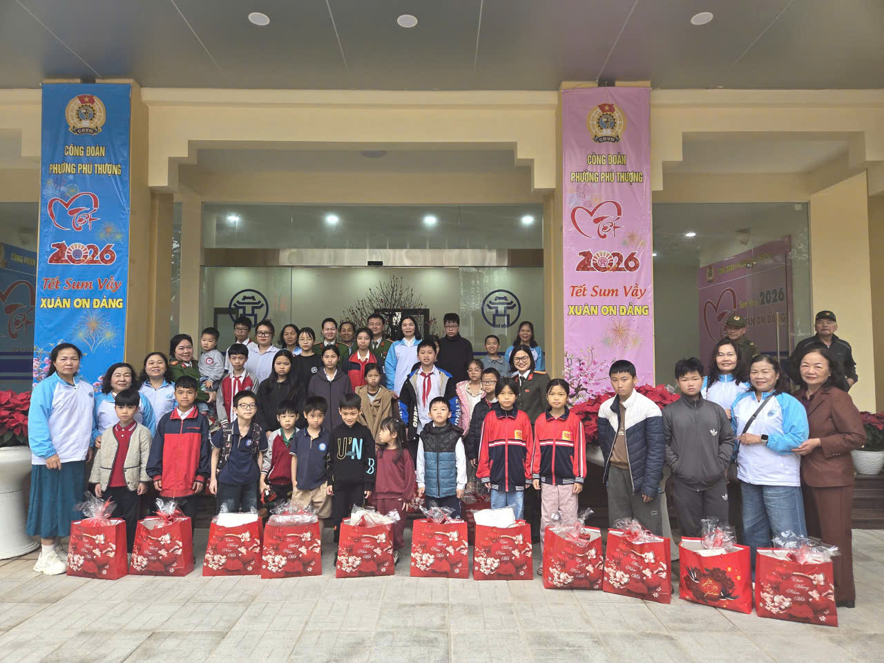 Hội LHPN phường Phú Thượng tặng quà trẻ em mồ côi, hoàn cảnh khó khăn dịp Tết Nguyên đán Bính Ngọ 2026 - ảnh 2