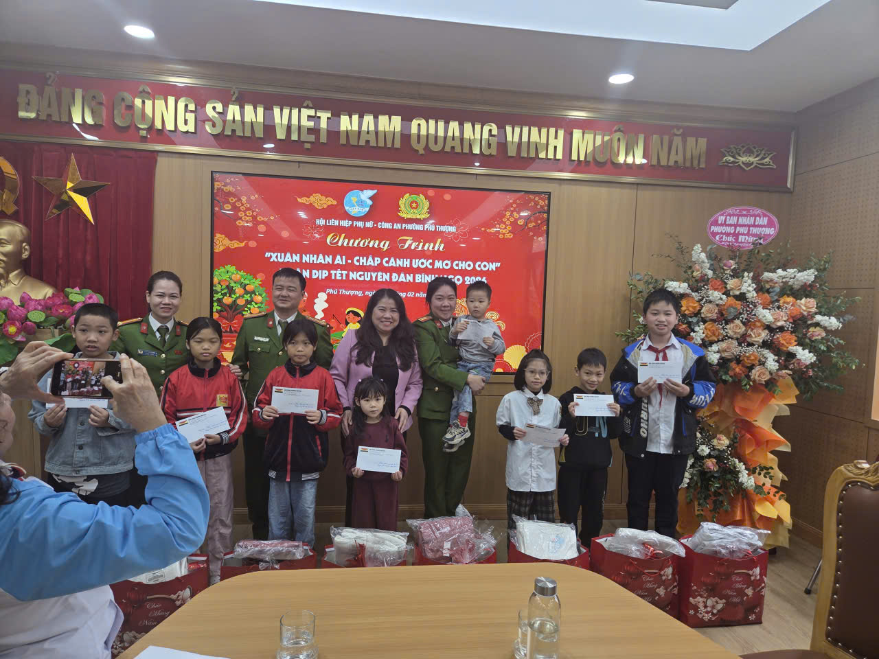 Hội LHPN phường Phú Thượng tặng quà trẻ em mồ côi, hoàn cảnh khó khăn dịp Tết Nguyên đán Bính Ngọ 2026 - ảnh 1