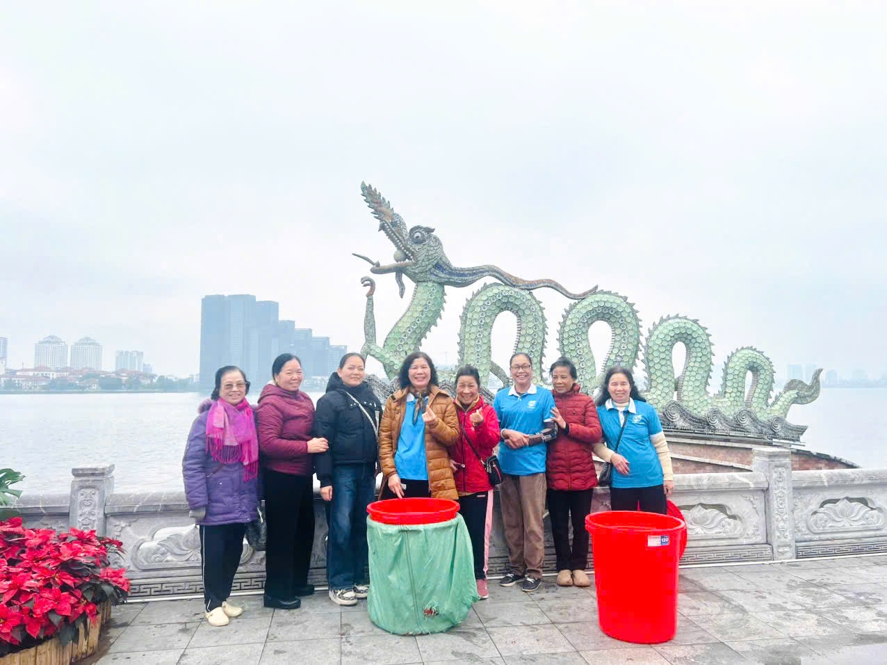 Phụ nữ Tây Hồ đồng loạt ra quân bảo vệ môi trường Hồ Tây dịp Tết ông Công, ông Táo - ảnh 2