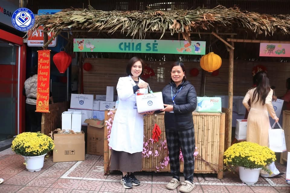 Bệnh viện Phụ sản Trung ương: Phiên chợ “0 đồng” mang Tết ấm đến người bệnh - ảnh 4