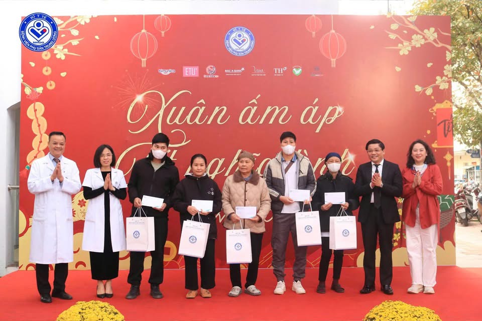 Bệnh viện Phụ sản Trung ương: Phiên chợ “0 đồng” mang Tết ấm đến người bệnh - ảnh 3